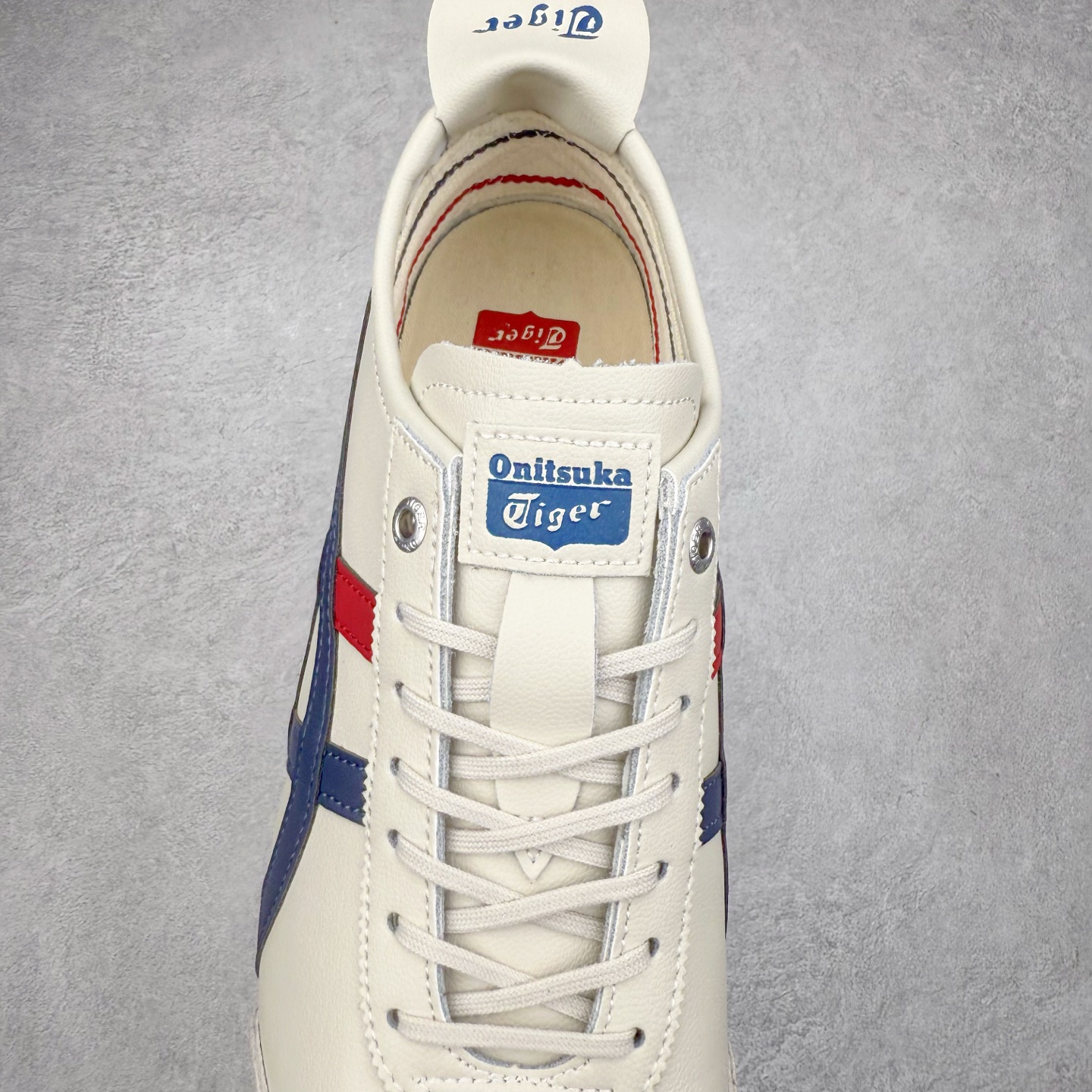 图片[5]-＃C版 Asics Onitsuka Tiger MEXICO 66 亚瑟士鬼冢虎复古经典板鞋 CNY 龙年限定 白红 市场王者选手 海外订单工厂出品 长期生产补货永不断码 超成熟稳定的做工品控 原装全套纸板楦头开发 原汁原味 完美呈现版型 私模正确鞋底咬花纹路 一比一鞋头弧度高度鞋身弧度 绝不口嗨 细节品控鞋型随意秒杀市面 原档咬花纹路私模大底 一个单元有六个三角形 总体形拼接呈现花瓣状 官方四联吊牌 原装Ortholite轻量化鞋垫 原盒原配 质保卡 说明书 钢印防尘纸 纸板中底带钢印 乳胶组合鞋垫 支持全方位的对比专柜 产品从款式颜色造型上体现出追求舒适和细节的完美 鞋类更是推崇手工制作的严谨与完美 融舒适性与可穿性的设计风格 注重细节的完美和别致魅力 既保持稳重 又不失轻松的时尚感 尺码：36 37 37.5 38 39 39.5 40 40.5 41.5 42 42.5 43.5 44 45-选品中心