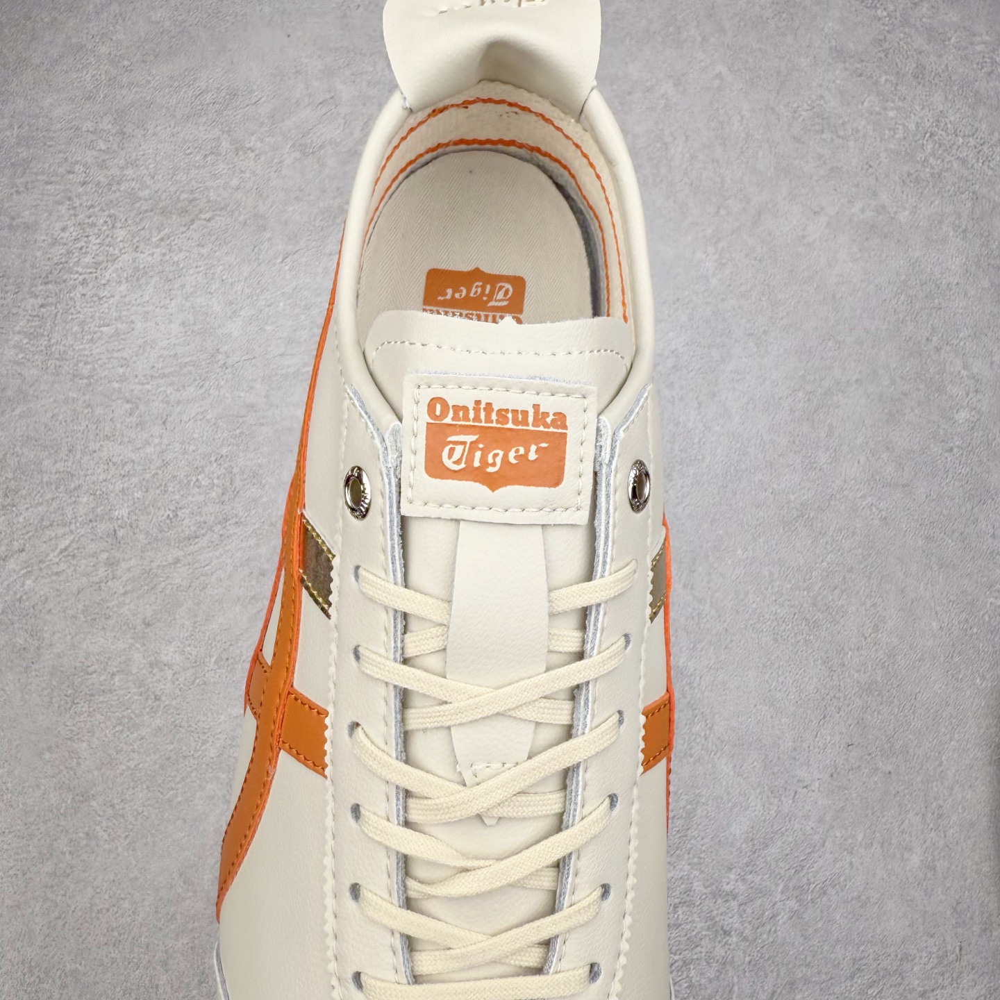 图片[5]-＃C版 Asics Onitsuka Tiger MEXICO 66 亚瑟士鬼冢虎复古经典板鞋 CNY 龙年限定 白红 市场王者选手 海外订单工厂出品 长期生产补货永不断码 超成熟稳定的做工品控 原装全套纸板楦头开发 原汁原味 完美呈现版型 私模正确鞋底咬花纹路 一比一鞋头弧度高度鞋身弧度 绝不口嗨 细节品控鞋型随意秒杀市面 原档咬花纹路私模大底 一个单元有六个三角形 总体形拼接呈现花瓣状 官方四联吊牌 原装Ortholite轻量化鞋垫 原盒原配 质保卡 说明书 钢印防尘纸 纸板中底带钢印 乳胶组合鞋垫 支持全方位的对比专柜 产品从款式颜色造型上体现出追求舒适和细节的完美 鞋类更是推崇手工制作的严谨与完美 融舒适性与可穿性的设计风格 注重细节的完美和别致魅力 既保持稳重 又不失轻松的时尚感 尺码：36 37 37.5 38 39 39.5 40 40.5 41.5 42 42.5 43.5 44 45-选品中心