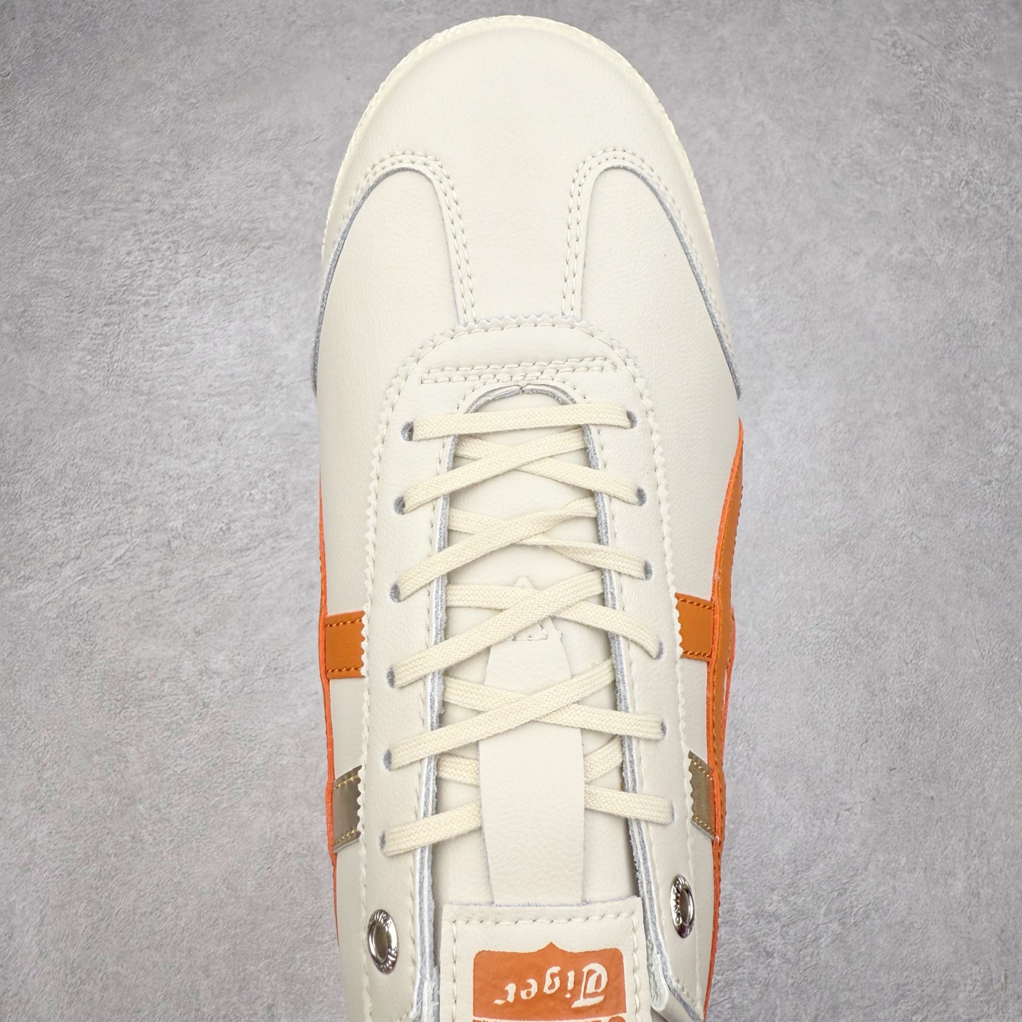 图片[4]-＃C版 Asics Onitsuka Tiger MEXICO 66 亚瑟士鬼冢虎复古经典板鞋 CNY 龙年限定 白红 市场王者选手 海外订单工厂出品 长期生产补货永不断码 超成熟稳定的做工品控 原装全套纸板楦头开发 原汁原味 完美呈现版型 私模正确鞋底咬花纹路 一比一鞋头弧度高度鞋身弧度 绝不口嗨 细节品控鞋型随意秒杀市面 原档咬花纹路私模大底 一个单元有六个三角形 总体形拼接呈现花瓣状 官方四联吊牌 原装Ortholite轻量化鞋垫 原盒原配 质保卡 说明书 钢印防尘纸 纸板中底带钢印 乳胶组合鞋垫 支持全方位的对比专柜 产品从款式颜色造型上体现出追求舒适和细节的完美 鞋类更是推崇手工制作的严谨与完美 融舒适性与可穿性的设计风格 注重细节的完美和别致魅力 既保持稳重 又不失轻松的时尚感 尺码：36 37 37.5 38 39 39.5 40 40.5 41.5 42 42.5 43.5 44 45-选品中心