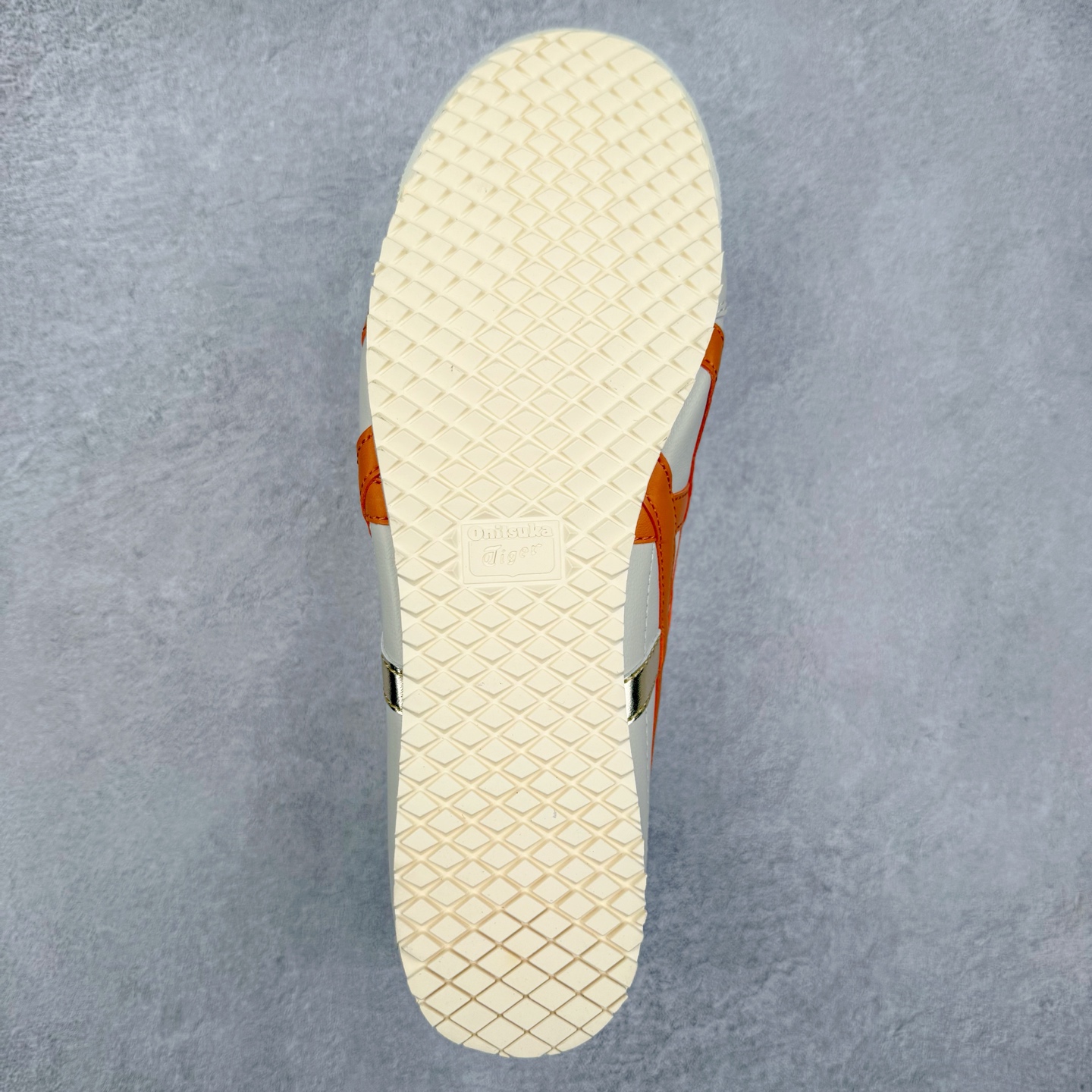 图片[9]-＃C版 Asics Onitsuka Tiger MEXICO 66 亚瑟士鬼冢虎复古经典板鞋 CNY 龙年限定 白红 市场王者选手 海外订单工厂出品 长期生产补货永不断码 超成熟稳定的做工品控 原装全套纸板楦头开发 原汁原味 完美呈现版型 私模正确鞋底咬花纹路 一比一鞋头弧度高度鞋身弧度 绝不口嗨 细节品控鞋型随意秒杀市面 原档咬花纹路私模大底 一个单元有六个三角形 总体形拼接呈现花瓣状 官方四联吊牌 原装Ortholite轻量化鞋垫 原盒原配 质保卡 说明书 钢印防尘纸 纸板中底带钢印 乳胶组合鞋垫 支持全方位的对比专柜 产品从款式颜色造型上体现出追求舒适和细节的完美 鞋类更是推崇手工制作的严谨与完美 融舒适性与可穿性的设计风格 注重细节的完美和别致魅力 既保持稳重 又不失轻松的时尚感 尺码：36 37 37.5 38 39 39.5 40 40.5 41.5 42 42.5 43.5 44 45-选品中心