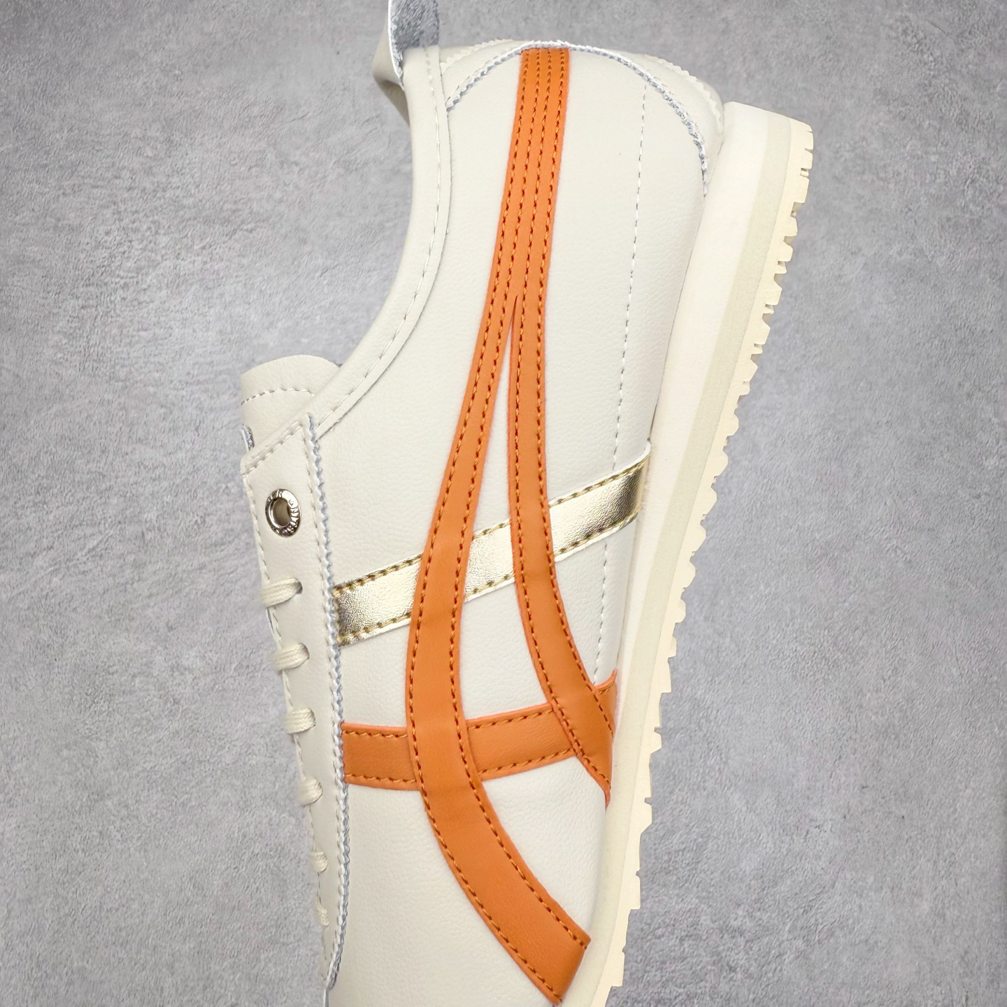 图片[7]-＃C版 Asics Onitsuka Tiger MEXICO 66 亚瑟士鬼冢虎复古经典板鞋 CNY 龙年限定 白红 市场王者选手 海外订单工厂出品 长期生产补货永不断码 超成熟稳定的做工品控 原装全套纸板楦头开发 原汁原味 完美呈现版型 私模正确鞋底咬花纹路 一比一鞋头弧度高度鞋身弧度 绝不口嗨 细节品控鞋型随意秒杀市面 原档咬花纹路私模大底 一个单元有六个三角形 总体形拼接呈现花瓣状 官方四联吊牌 原装Ortholite轻量化鞋垫 原盒原配 质保卡 说明书 钢印防尘纸 纸板中底带钢印 乳胶组合鞋垫 支持全方位的对比专柜 产品从款式颜色造型上体现出追求舒适和细节的完美 鞋类更是推崇手工制作的严谨与完美 融舒适性与可穿性的设计风格 注重细节的完美和别致魅力 既保持稳重 又不失轻松的时尚感 尺码：36 37 37.5 38 39 39.5 40 40.5 41.5 42 42.5 43.5 44 45-选品中心