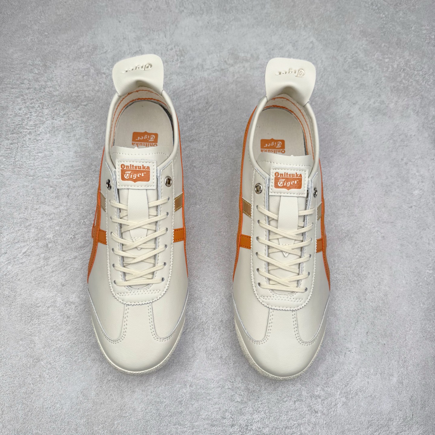 图片[2]-＃C版 Asics Onitsuka Tiger MEXICO 66 亚瑟士鬼冢虎复古经典板鞋 CNY 龙年限定 白红 市场王者选手 海外订单工厂出品 长期生产补货永不断码 超成熟稳定的做工品控 原装全套纸板楦头开发 原汁原味 完美呈现版型 私模正确鞋底咬花纹路 一比一鞋头弧度高度鞋身弧度 绝不口嗨 细节品控鞋型随意秒杀市面 原档咬花纹路私模大底 一个单元有六个三角形 总体形拼接呈现花瓣状 官方四联吊牌 原装Ortholite轻量化鞋垫 原盒原配 质保卡 说明书 钢印防尘纸 纸板中底带钢印 乳胶组合鞋垫 支持全方位的对比专柜 产品从款式颜色造型上体现出追求舒适和细节的完美 鞋类更是推崇手工制作的严谨与完美 融舒适性与可穿性的设计风格 注重细节的完美和别致魅力 既保持稳重 又不失轻松的时尚感 尺码：36 37 37.5 38 39 39.5 40 40.5 41.5 42 42.5 43.5 44 45-选品中心
