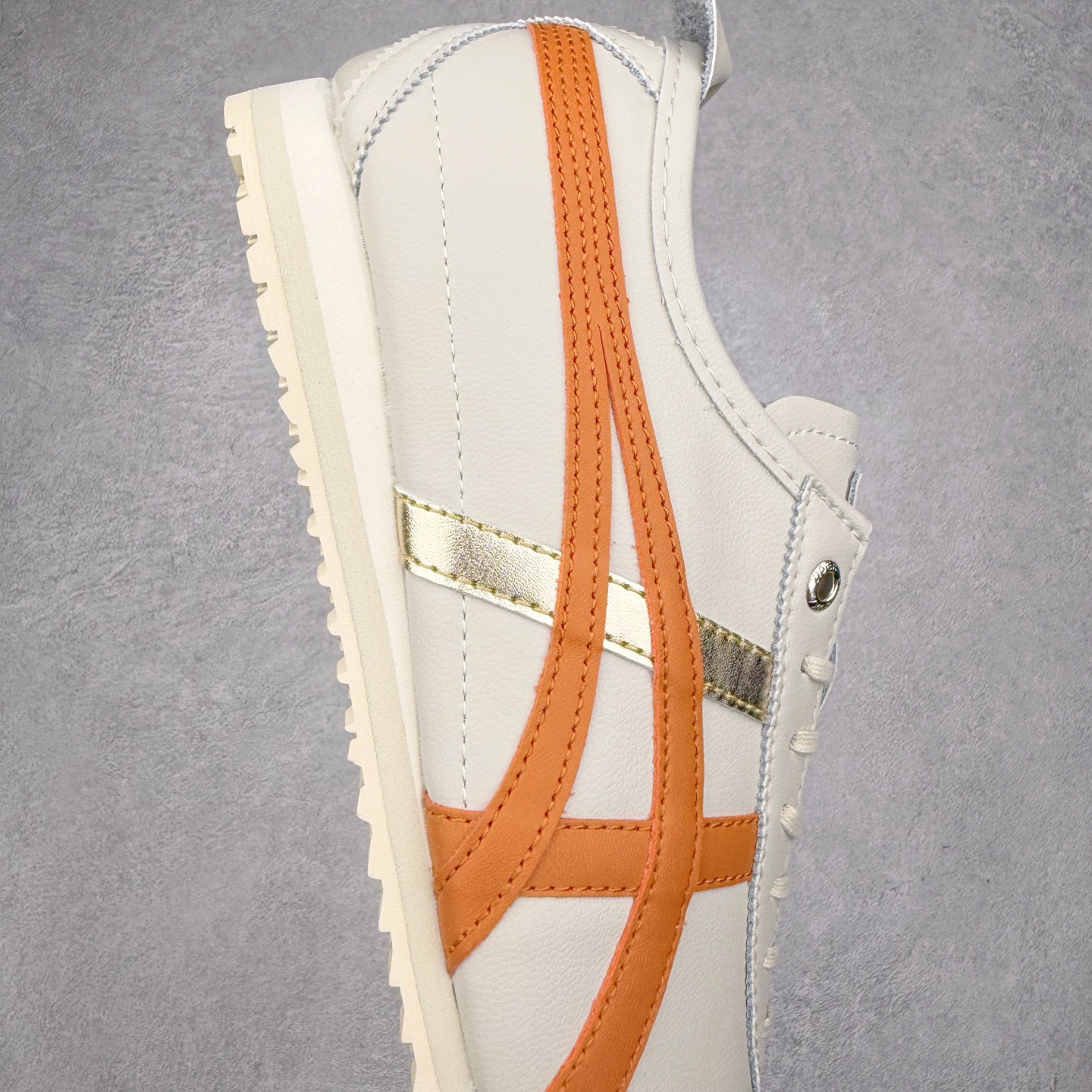 图片[6]-＃C版 Asics Onitsuka Tiger MEXICO 66 亚瑟士鬼冢虎复古经典板鞋 CNY 龙年限定 白红 市场王者选手 海外订单工厂出品 长期生产补货永不断码 超成熟稳定的做工品控 原装全套纸板楦头开发 原汁原味 完美呈现版型 私模正确鞋底咬花纹路 一比一鞋头弧度高度鞋身弧度 绝不口嗨 细节品控鞋型随意秒杀市面 原档咬花纹路私模大底 一个单元有六个三角形 总体形拼接呈现花瓣状 官方四联吊牌 原装Ortholite轻量化鞋垫 原盒原配 质保卡 说明书 钢印防尘纸 纸板中底带钢印 乳胶组合鞋垫 支持全方位的对比专柜 产品从款式颜色造型上体现出追求舒适和细节的完美 鞋类更是推崇手工制作的严谨与完美 融舒适性与可穿性的设计风格 注重细节的完美和别致魅力 既保持稳重 又不失轻松的时尚感 尺码：36 37 37.5 38 39 39.5 40 40.5 41.5 42 42.5 43.5 44 45-选品中心