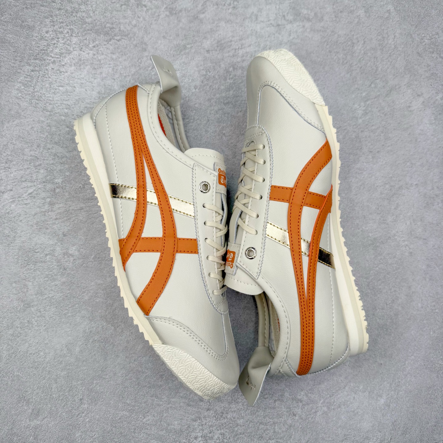 图片[3]-＃C版 Asics Onitsuka Tiger MEXICO 66 亚瑟士鬼冢虎复古经典板鞋 CNY 龙年限定 白红 市场王者选手 海外订单工厂出品 长期生产补货永不断码 超成熟稳定的做工品控 原装全套纸板楦头开发 原汁原味 完美呈现版型 私模正确鞋底咬花纹路 一比一鞋头弧度高度鞋身弧度 绝不口嗨 细节品控鞋型随意秒杀市面 原档咬花纹路私模大底 一个单元有六个三角形 总体形拼接呈现花瓣状 官方四联吊牌 原装Ortholite轻量化鞋垫 原盒原配 质保卡 说明书 钢印防尘纸 纸板中底带钢印 乳胶组合鞋垫 支持全方位的对比专柜 产品从款式颜色造型上体现出追求舒适和细节的完美 鞋类更是推崇手工制作的严谨与完美 融舒适性与可穿性的设计风格 注重细节的完美和别致魅力 既保持稳重 又不失轻松的时尚感 尺码：36 37 37.5 38 39 39.5 40 40.5 41.5 42 42.5 43.5 44 45-选品中心