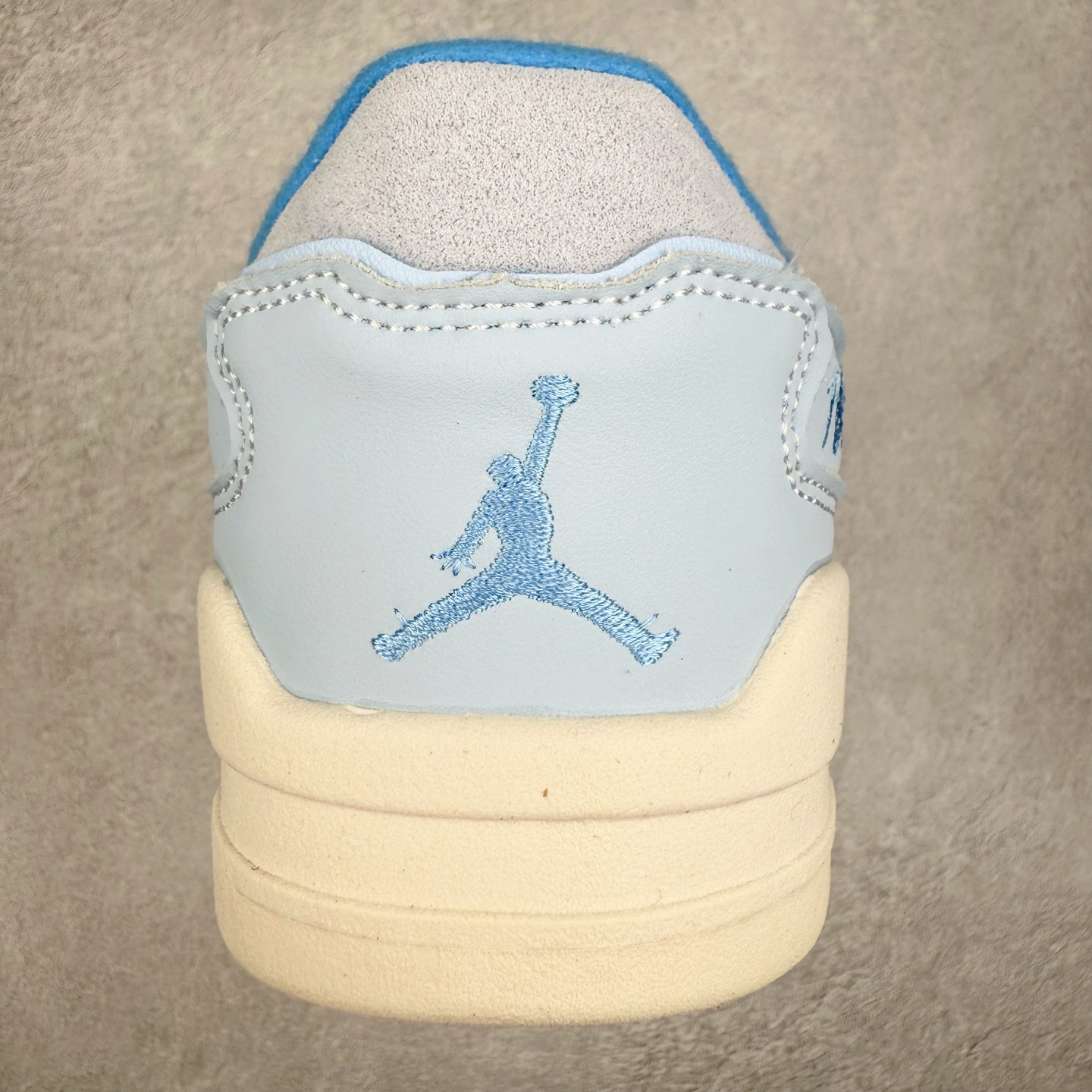 图片[8]-Air Jordan AJ Flight Court 乔丹低帮复古篮球鞋 设计简约又不失复古韵味鞋内的鞋垫柔软且有弹性 能够很好地缓冲落地时的冲击力鞋面的材质贴合脚部 鞋底的纹路设计合理 抓地力很强 尺码： 36 36.5 37.5 38 38.5 39 40 40.5 41 42 42.5 43 44 45 46 47 47.5-选品中心