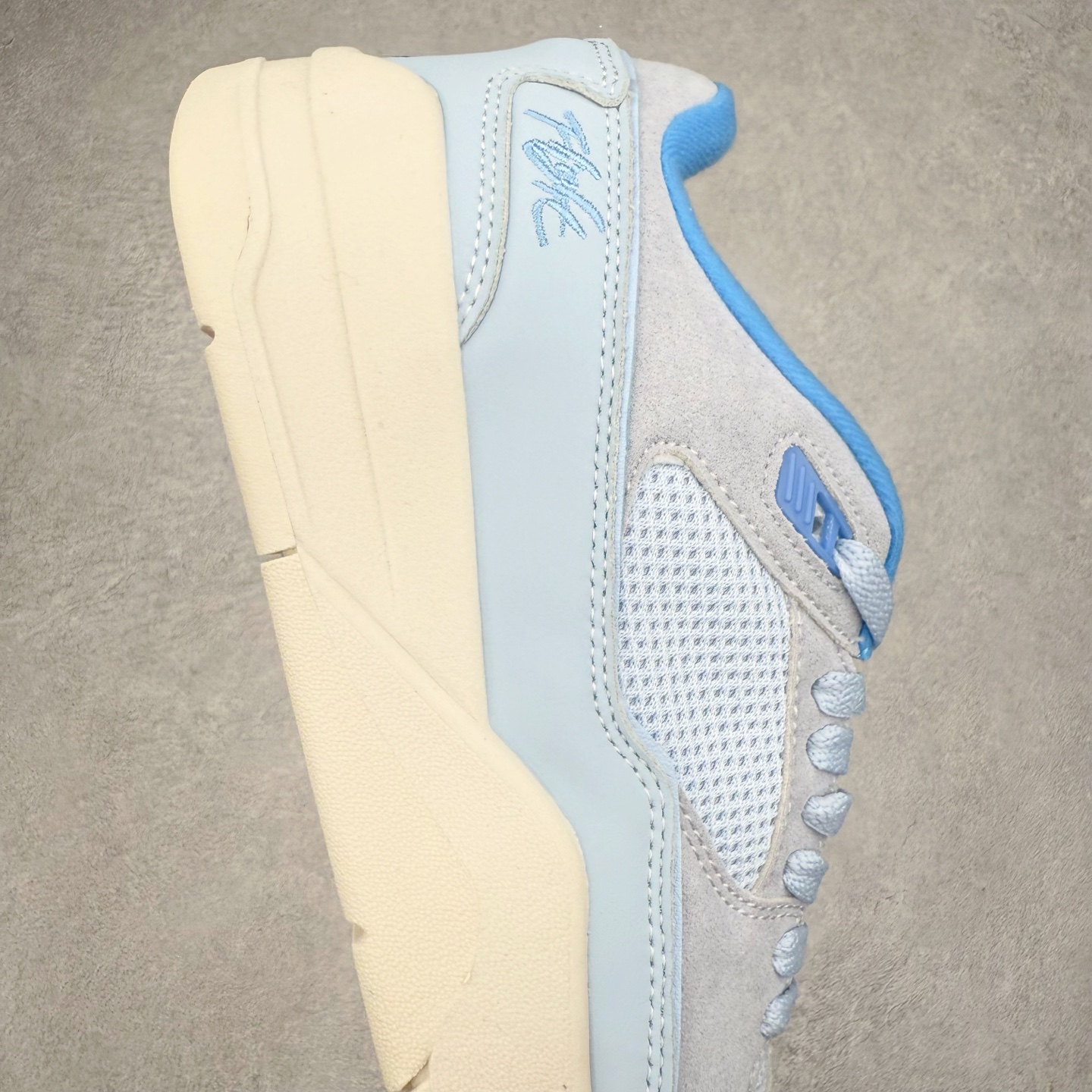 图片[6]-Air Jordan AJ Flight Court 乔丹低帮复古篮球鞋 设计简约又不失复古韵味鞋内的鞋垫柔软且有弹性 能够很好地缓冲落地时的冲击力鞋面的材质贴合脚部 鞋底的纹路设计合理 抓地力很强 尺码： 36 36.5 37.5 38 38.5 39 40 40.5 41 42 42.5 43 44 45 46 47 47.5-选品中心