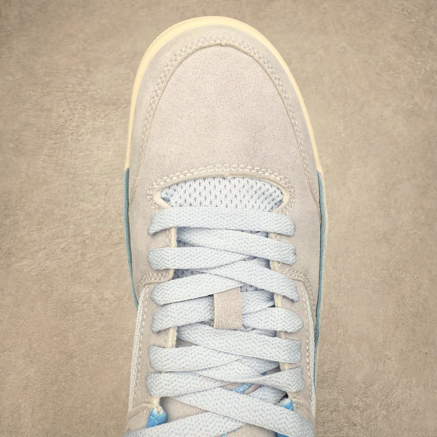 图片[4]-Air Jordan AJ Flight Court 乔丹低帮复古篮球鞋 设计简约又不失复古韵味鞋内的鞋垫柔软且有弹性 能够很好地缓冲落地时的冲击力鞋面的材质贴合脚部 鞋底的纹路设计合理 抓地力很强 尺码： 36 36.5 37.5 38 38.5 39 40 40.5 41 42 42.5 43 44 45 46 47 47.5-选品中心