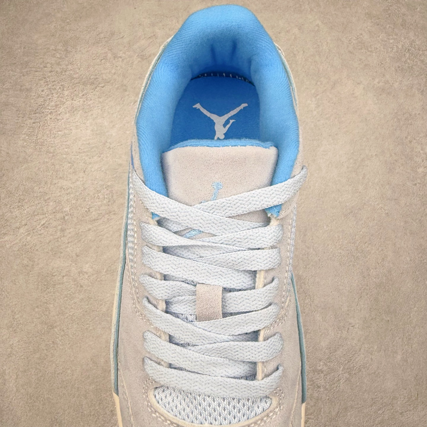 图片[5]-Air Jordan AJ Flight Court 乔丹低帮复古篮球鞋 设计简约又不失复古韵味鞋内的鞋垫柔软且有弹性 能够很好地缓冲落地时的冲击力鞋面的材质贴合脚部 鞋底的纹路设计合理 抓地力很强 尺码： 36 36.5 37.5 38 38.5 39 40 40.5 41 42 42.5 43 44 45 46 47 47.5-选品中心