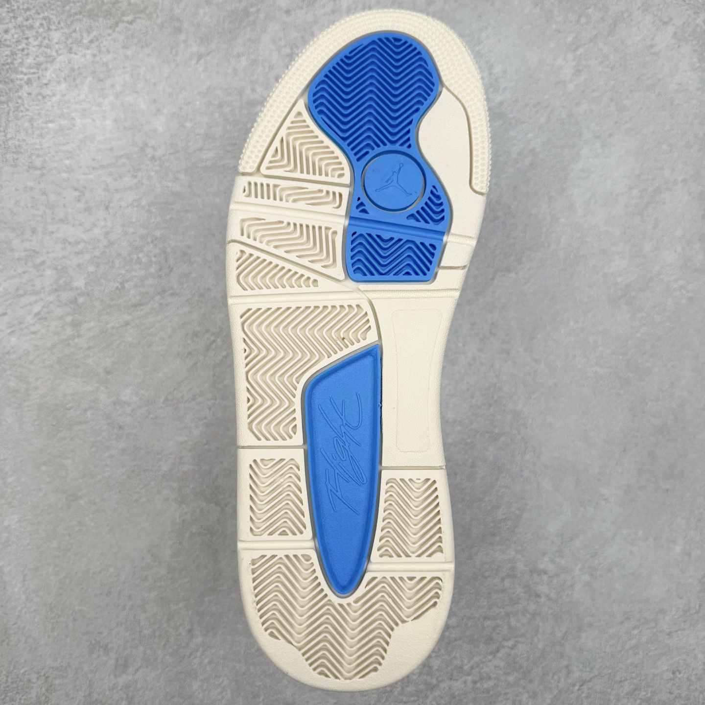 图片[9]-Air Jordan AJ Flight Court 乔丹低帮复古篮球鞋 设计简约又不失复古韵味鞋内的鞋垫柔软且有弹性 能够很好地缓冲落地时的冲击力鞋面的材质贴合脚部 鞋底的纹路设计合理 抓地力很强 尺码： 36 36.5 37.5 38 38.5 39 40 40.5 41 42 42.5 43 44 45 46 47 47.5-选品中心