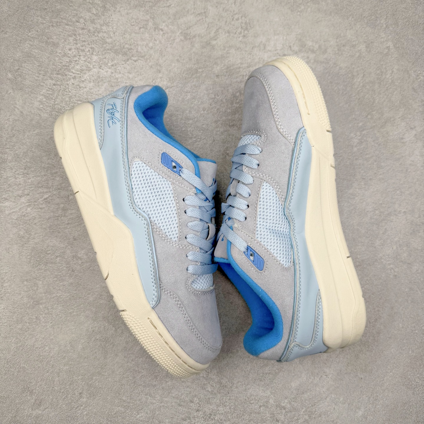 图片[3]-Air Jordan AJ Flight Court 乔丹低帮复古篮球鞋 设计简约又不失复古韵味鞋内的鞋垫柔软且有弹性 能够很好地缓冲落地时的冲击力鞋面的材质贴合脚部 鞋底的纹路设计合理 抓地力很强 尺码： 36 36.5 37.5 38 38.5 39 40 40.5 41 42 42.5 43 44 45 46 47 47.5-选品中心