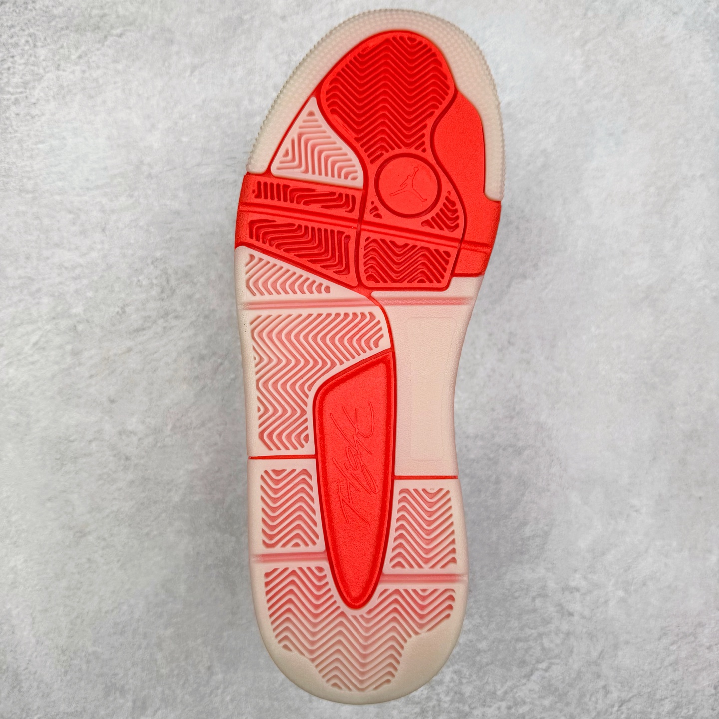 图片[9]-Air Jordan AJ Flight Court 乔丹低帮复古篮球鞋 设计简约又不失复古韵味鞋内的鞋垫柔软且有弹性 能够很好地缓冲落地时的冲击力鞋面的材质贴合脚部 鞋底的纹路设计合理 抓地力很强 尺码： 36 36.5 37.5 38 38.5 39 40 40.5 41 42 42.5 43 44 45 46 47 47.5-选品中心