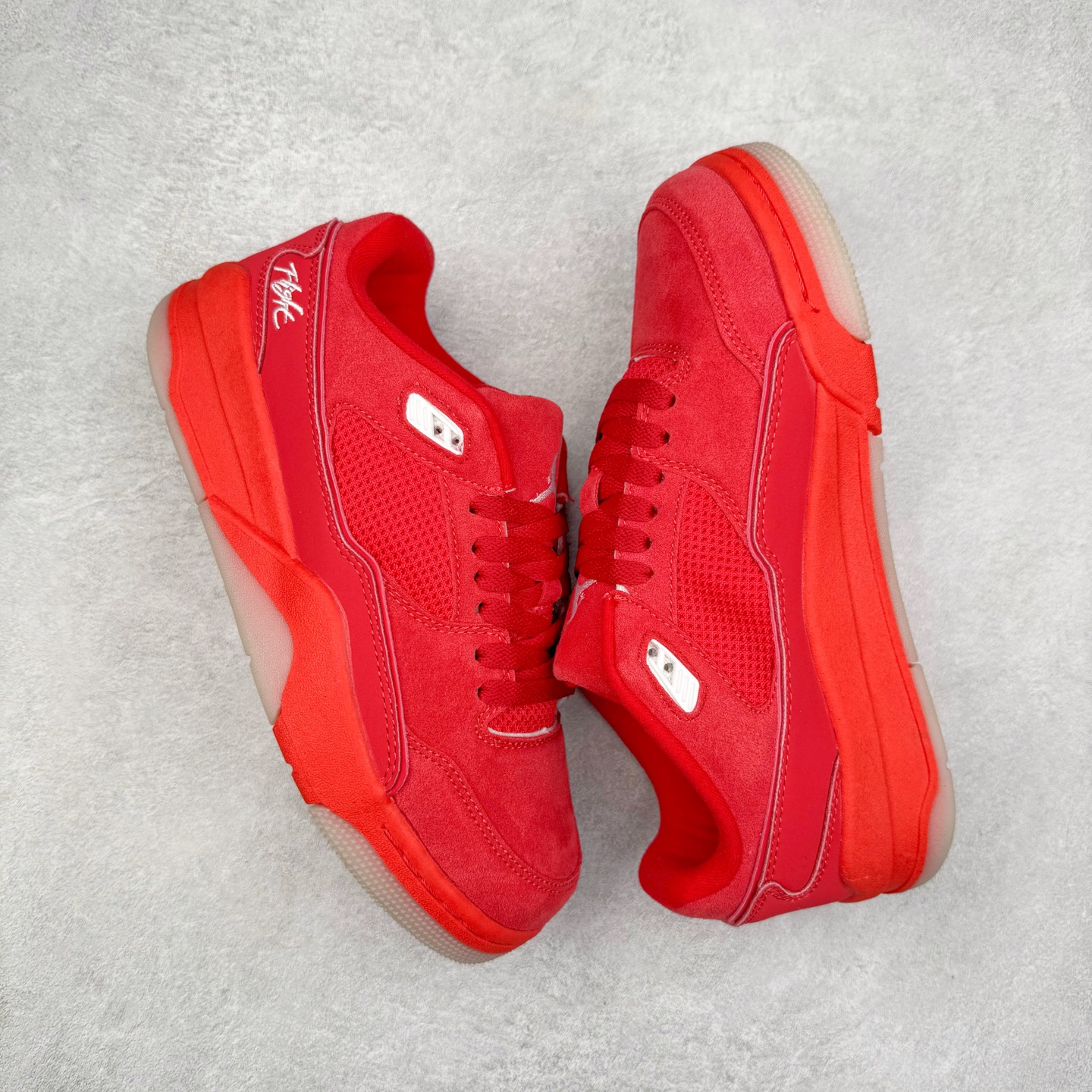 图片[3]-Air Jordan AJ Flight Court 乔丹低帮复古篮球鞋 设计简约又不失复古韵味鞋内的鞋垫柔软且有弹性 能够很好地缓冲落地时的冲击力鞋面的材质贴合脚部 鞋底的纹路设计合理 抓地力很强 尺码： 36 36.5 37.5 38 38.5 39 40 40.5 41 42 42.5 43 44 45 46 47 47.5-选品中心