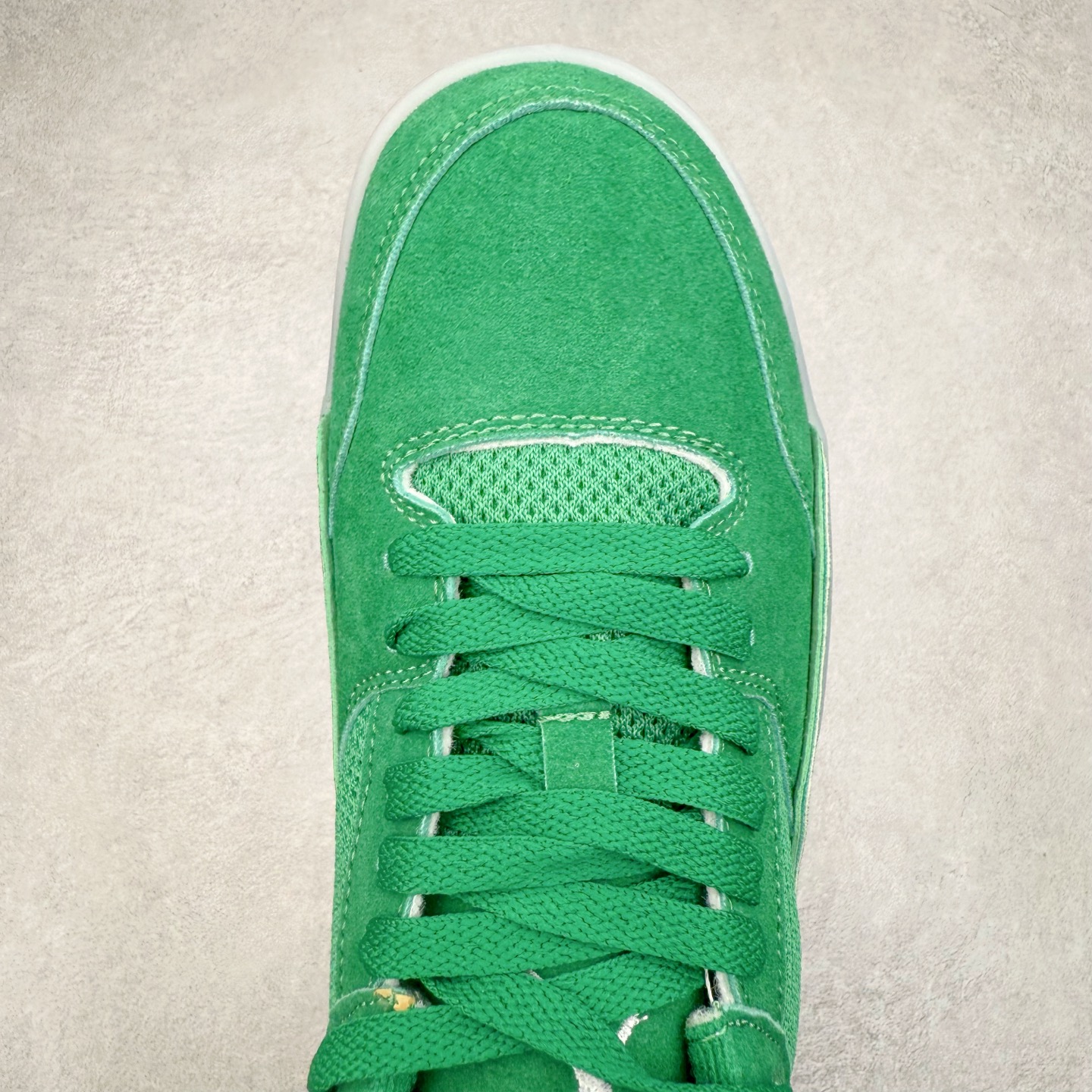 图片[4]-Air Jordan AJ Flight Court 乔丹低帮复古篮球鞋 设计简约又不失复古韵味鞋内的鞋垫柔软且有弹性 能够很好地缓冲落地时的冲击力鞋面的材质贴合脚部 鞋底的纹路设计合理 抓地力很强 尺码： 36 36.5 37.5 38 38.5 39 40 40.5 41 42 42.5 43 44 45 46 47 47.5-选品中心