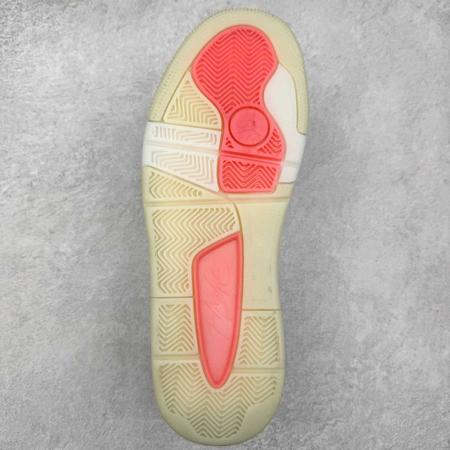 图片[9]-Air Jordan AJ Flight Court 乔丹低帮复古篮球鞋 设计简约又不失复古韵味鞋内的鞋垫柔软且有弹性 能够很好地缓冲落地时的冲击力鞋面的材质贴合脚部 鞋底的纹路设计合理 抓地力很强 尺码： 36 36.5 37.5 38 38.5 39 40 40.5 41 42 42.5 43 44 45 46 47 47.5-选品中心