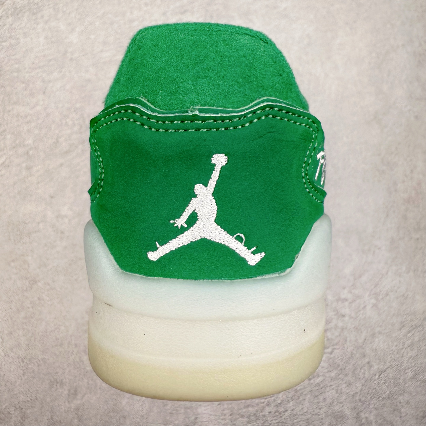 图片[8]-Air Jordan AJ Flight Court 乔丹低帮复古篮球鞋 设计简约又不失复古韵味鞋内的鞋垫柔软且有弹性 能够很好地缓冲落地时的冲击力鞋面的材质贴合脚部 鞋底的纹路设计合理 抓地力很强 尺码： 36 36.5 37.5 38 38.5 39 40 40.5 41 42 42.5 43 44 45 46 47 47.5-选品中心