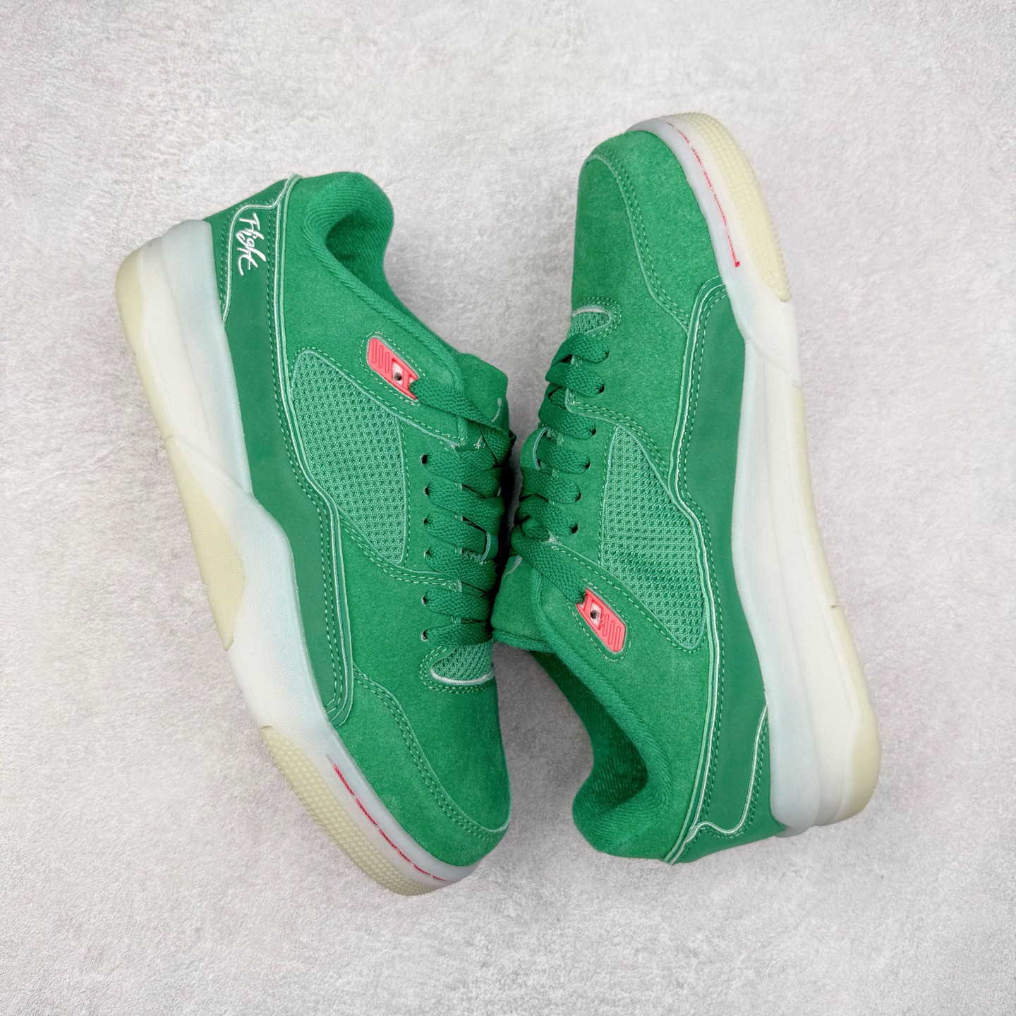 图片[3]-Air Jordan AJ Flight Court 乔丹低帮复古篮球鞋 设计简约又不失复古韵味鞋内的鞋垫柔软且有弹性 能够很好地缓冲落地时的冲击力鞋面的材质贴合脚部 鞋底的纹路设计合理 抓地力很强 尺码： 36 36.5 37.5 38 38.5 39 40 40.5 41 42 42.5 43 44 45 46 47 47.5-选品中心