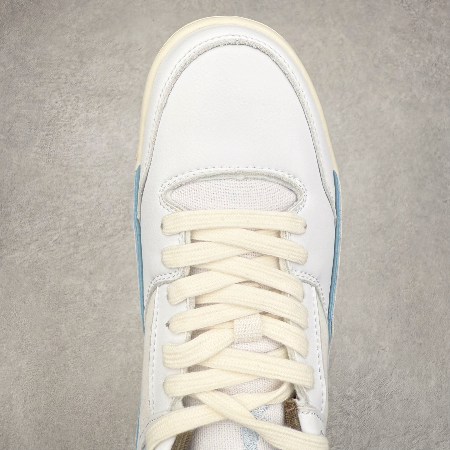 图片[4]-Air Jordan AJ Flight Court 乔丹低帮复古篮球鞋 设计简约又不失复古韵味鞋内的鞋垫柔软且有弹性 能够很好地缓冲落地时的冲击力鞋面的材质贴合脚部 鞋底的纹路设计合理 抓地力很强 尺码： 36 36.5 37.5 38 38.5 39 40 40.5 41 42 42.5 43 44 45 46 47 47.5-选品中心