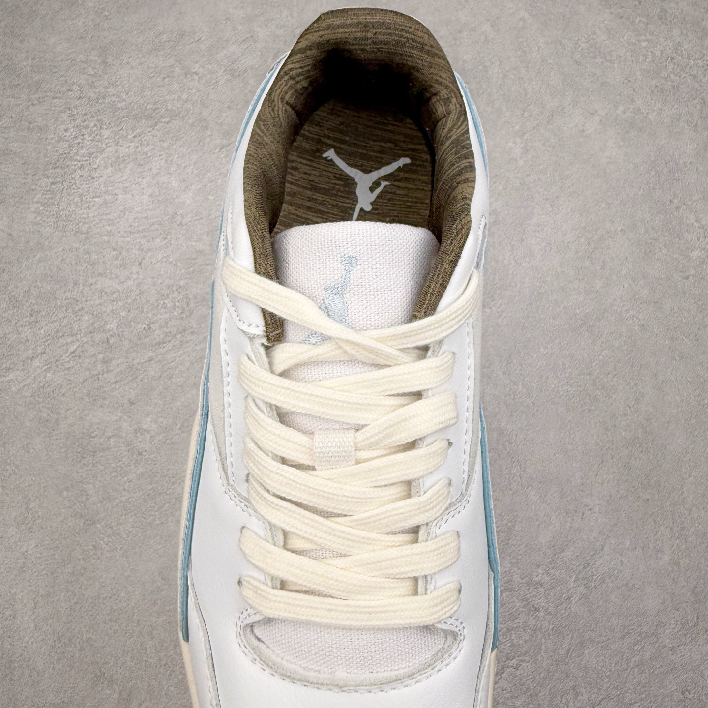 图片[5]-Air Jordan AJ Flight Court 乔丹低帮复古篮球鞋 设计简约又不失复古韵味鞋内的鞋垫柔软且有弹性 能够很好地缓冲落地时的冲击力鞋面的材质贴合脚部 鞋底的纹路设计合理 抓地力很强 尺码： 36 36.5 37.5 38 38.5 39 40 40.5 41 42 42.5 43 44 45 46 47 47.5-选品中心