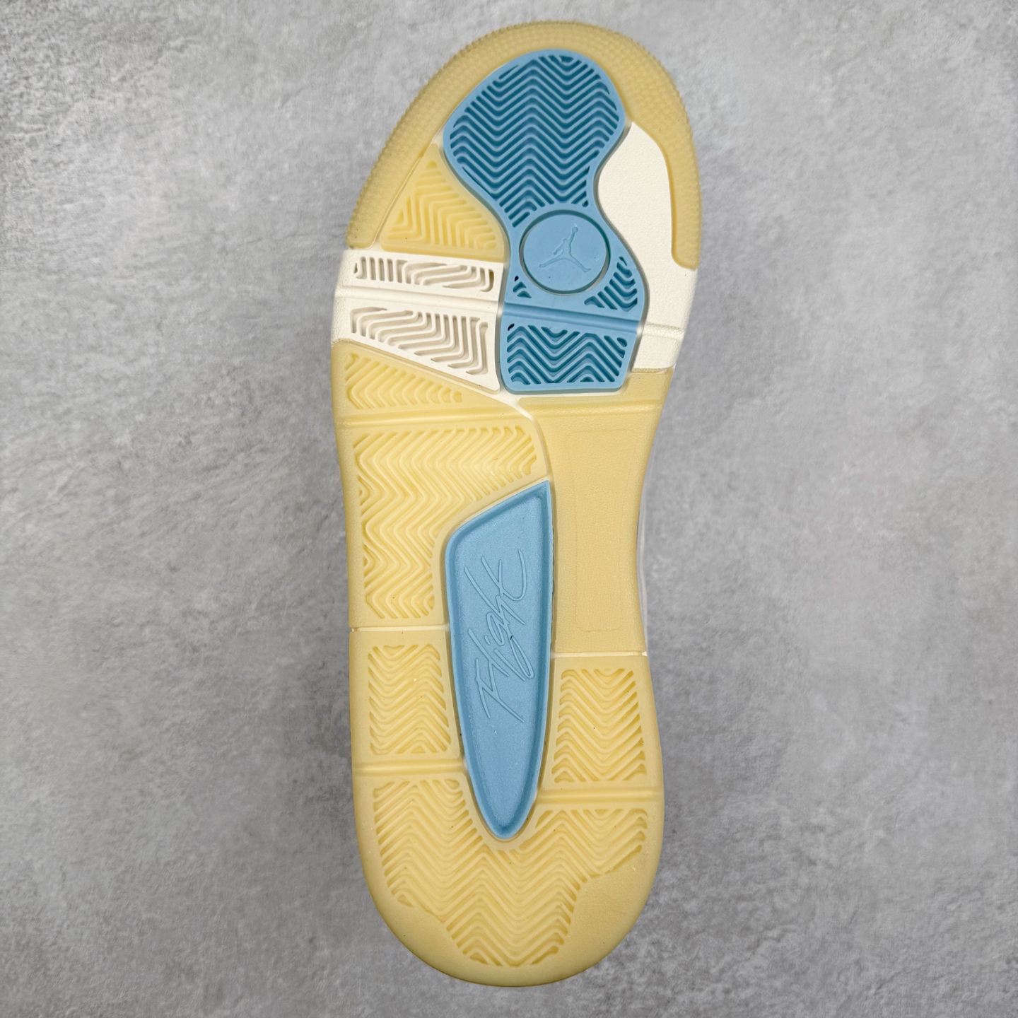 图片[9]-Air Jordan AJ Flight Court 乔丹低帮复古篮球鞋 设计简约又不失复古韵味鞋内的鞋垫柔软且有弹性 能够很好地缓冲落地时的冲击力鞋面的材质贴合脚部 鞋底的纹路设计合理 抓地力很强 尺码： 36 36.5 37.5 38 38.5 39 40 40.5 41 42 42.5 43 44 45 46 47 47.5-选品中心