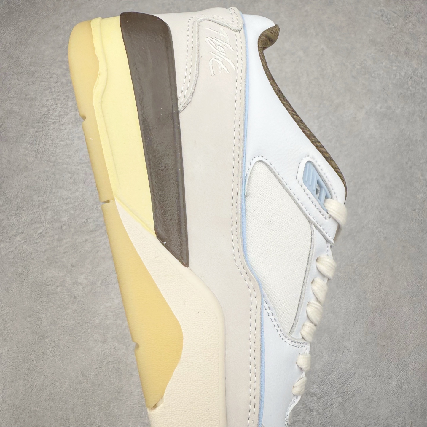 图片[6]-Air Jordan AJ Flight Court 乔丹低帮复古篮球鞋 设计简约又不失复古韵味鞋内的鞋垫柔软且有弹性 能够很好地缓冲落地时的冲击力鞋面的材质贴合脚部 鞋底的纹路设计合理 抓地力很强 尺码： 36 36.5 37.5 38 38.5 39 40 40.5 41 42 42.5 43 44 45 46 47 47.5-选品中心