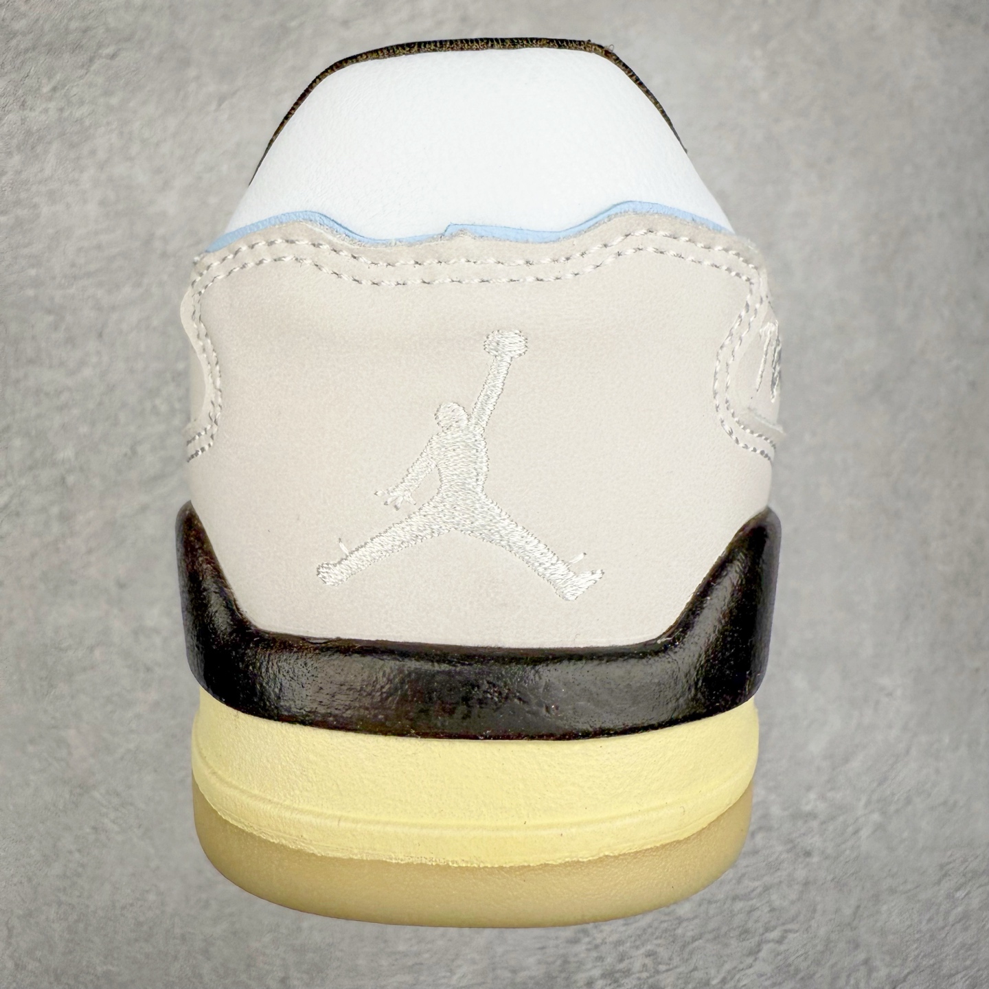 图片[8]-Air Jordan AJ Flight Court 乔丹低帮复古篮球鞋 设计简约又不失复古韵味鞋内的鞋垫柔软且有弹性 能够很好地缓冲落地时的冲击力鞋面的材质贴合脚部 鞋底的纹路设计合理 抓地力很强 尺码： 36 36.5 37.5 38 38.5 39 40 40.5 41 42 42.5 43 44 45 46 47 47.5-选品中心