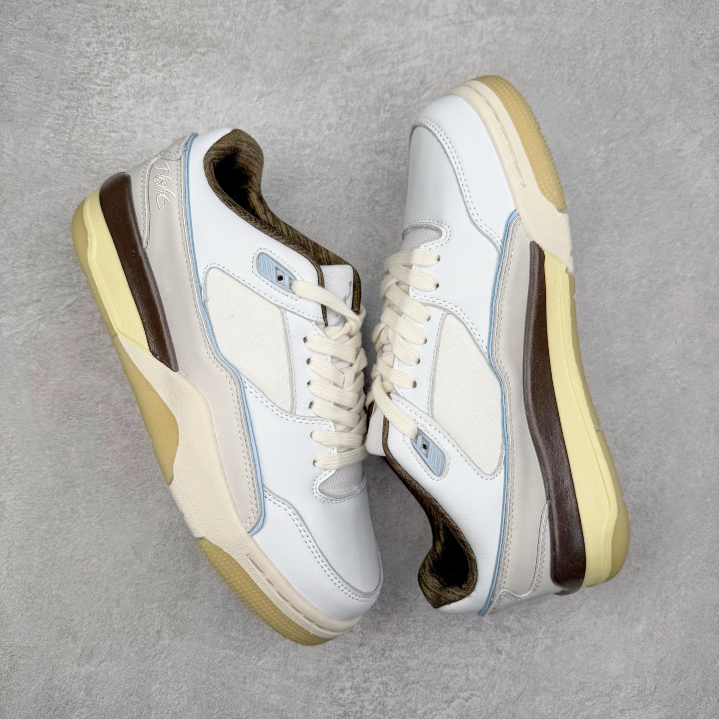 图片[3]-Air Jordan AJ Flight Court 乔丹低帮复古篮球鞋 设计简约又不失复古韵味鞋内的鞋垫柔软且有弹性 能够很好地缓冲落地时的冲击力鞋面的材质贴合脚部 鞋底的纹路设计合理 抓地力很强 尺码： 36 36.5 37.5 38 38.5 39 40 40.5 41 42 42.5 43 44 45 46 47 47.5-选品中心