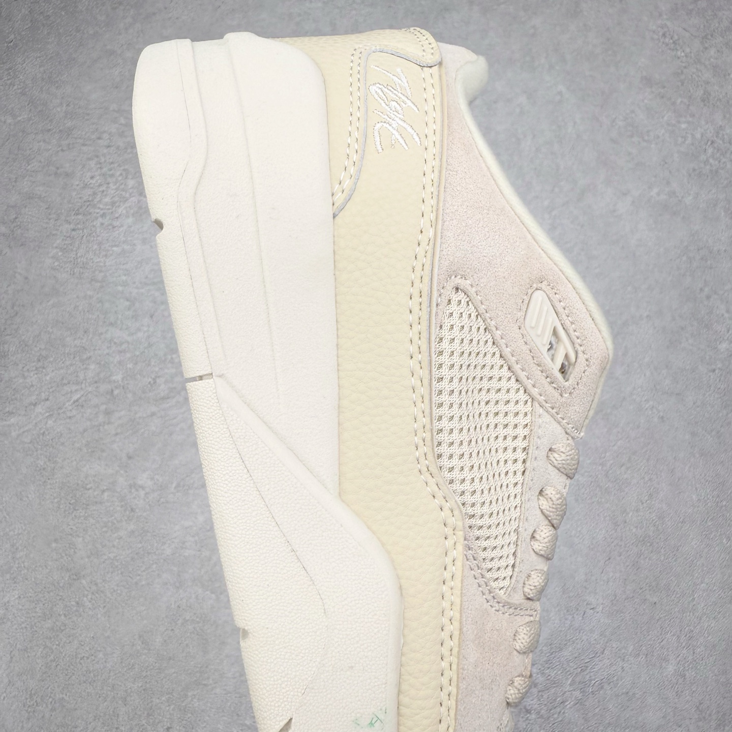 图片[6]-Air Jordan AJ Flight Court 乔丹低帮复古篮球鞋 设计简约又不失复古韵味鞋内的鞋垫柔软且有弹性 能够很好地缓冲落地时的冲击力鞋面的材质贴合脚部 鞋底的纹路设计合理 抓地力很强 尺码： 36 36.5 37.5 38 38.5 39 40 40.5 41 42 42.5 43 44 45 46 47 47.5-选品中心