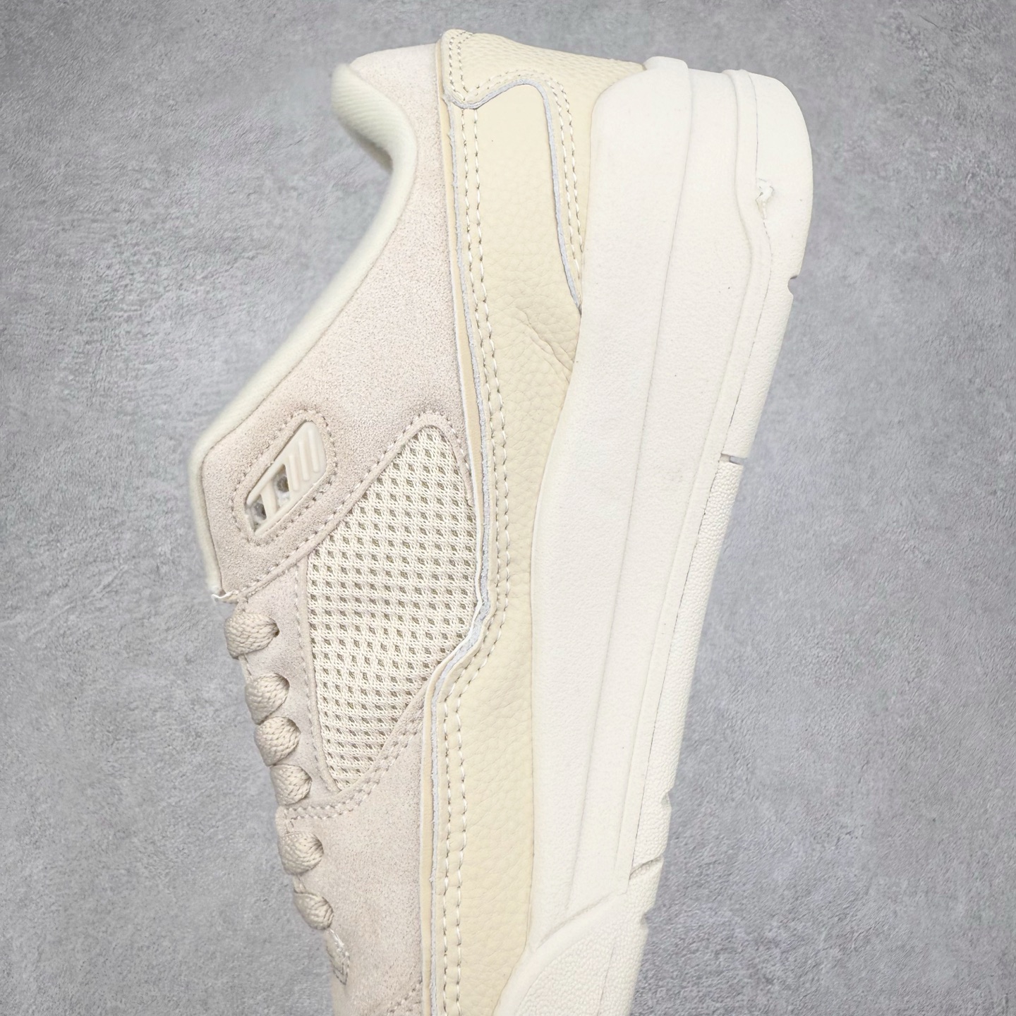 图片[7]-Air Jordan AJ Flight Court 乔丹低帮复古篮球鞋 设计简约又不失复古韵味鞋内的鞋垫柔软且有弹性 能够很好地缓冲落地时的冲击力鞋面的材质贴合脚部 鞋底的纹路设计合理 抓地力很强 尺码： 36 36.5 37.5 38 38.5 39 40 40.5 41 42 42.5 43 44 45 46 47 47.5-选品中心