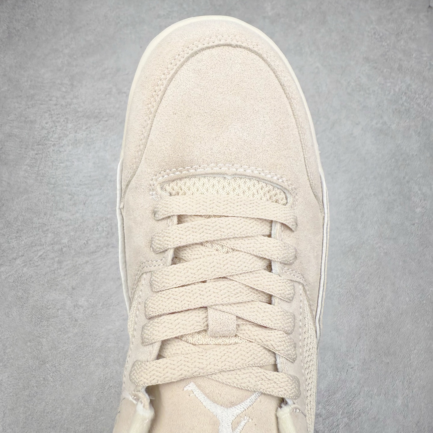 图片[4]-Air Jordan AJ Flight Court 乔丹低帮复古篮球鞋 设计简约又不失复古韵味鞋内的鞋垫柔软且有弹性 能够很好地缓冲落地时的冲击力鞋面的材质贴合脚部 鞋底的纹路设计合理 抓地力很强 尺码： 36 36.5 37.5 38 38.5 39 40 40.5 41 42 42.5 43 44 45 46 47 47.5-选品中心