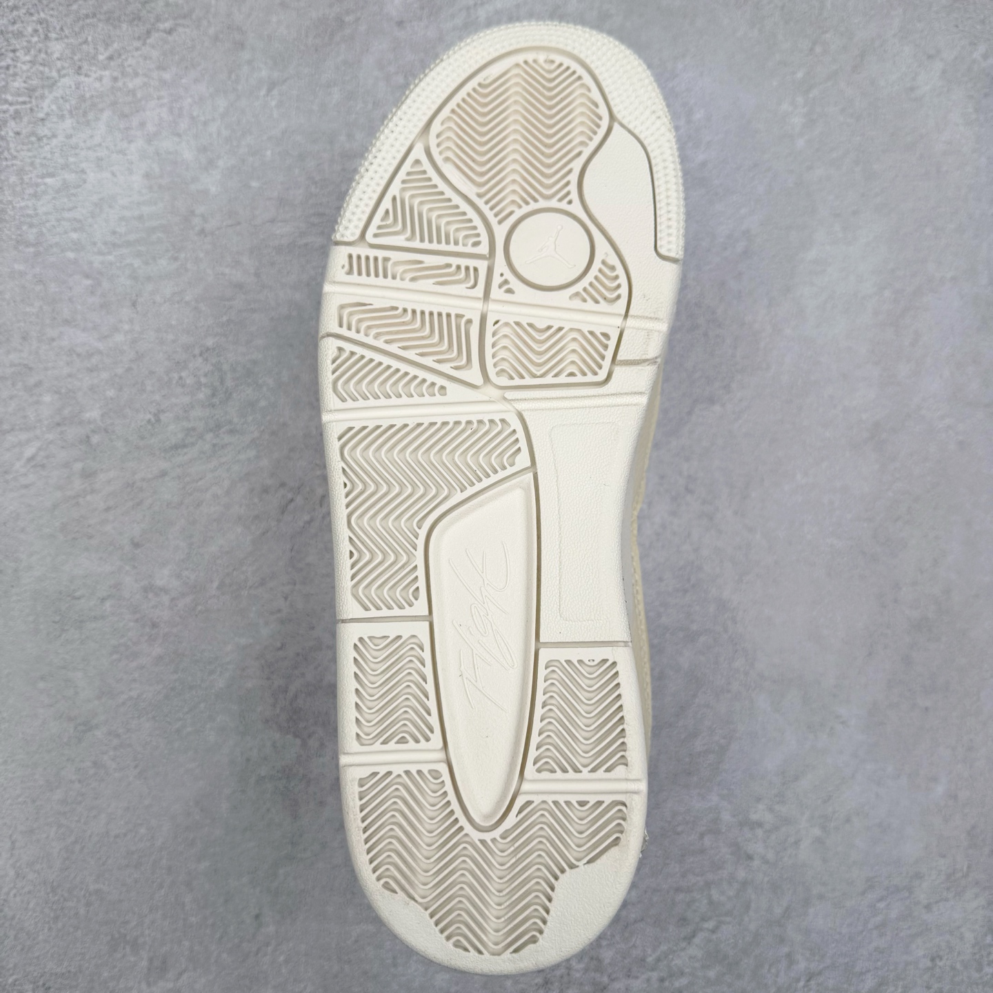 图片[9]-Air Jordan AJ Flight Court 乔丹低帮复古篮球鞋 设计简约又不失复古韵味鞋内的鞋垫柔软且有弹性 能够很好地缓冲落地时的冲击力鞋面的材质贴合脚部 鞋底的纹路设计合理 抓地力很强 尺码： 36 36.5 37.5 38 38.5 39 40 40.5 41 42 42.5 43 44 45 46 47 47.5-选品中心