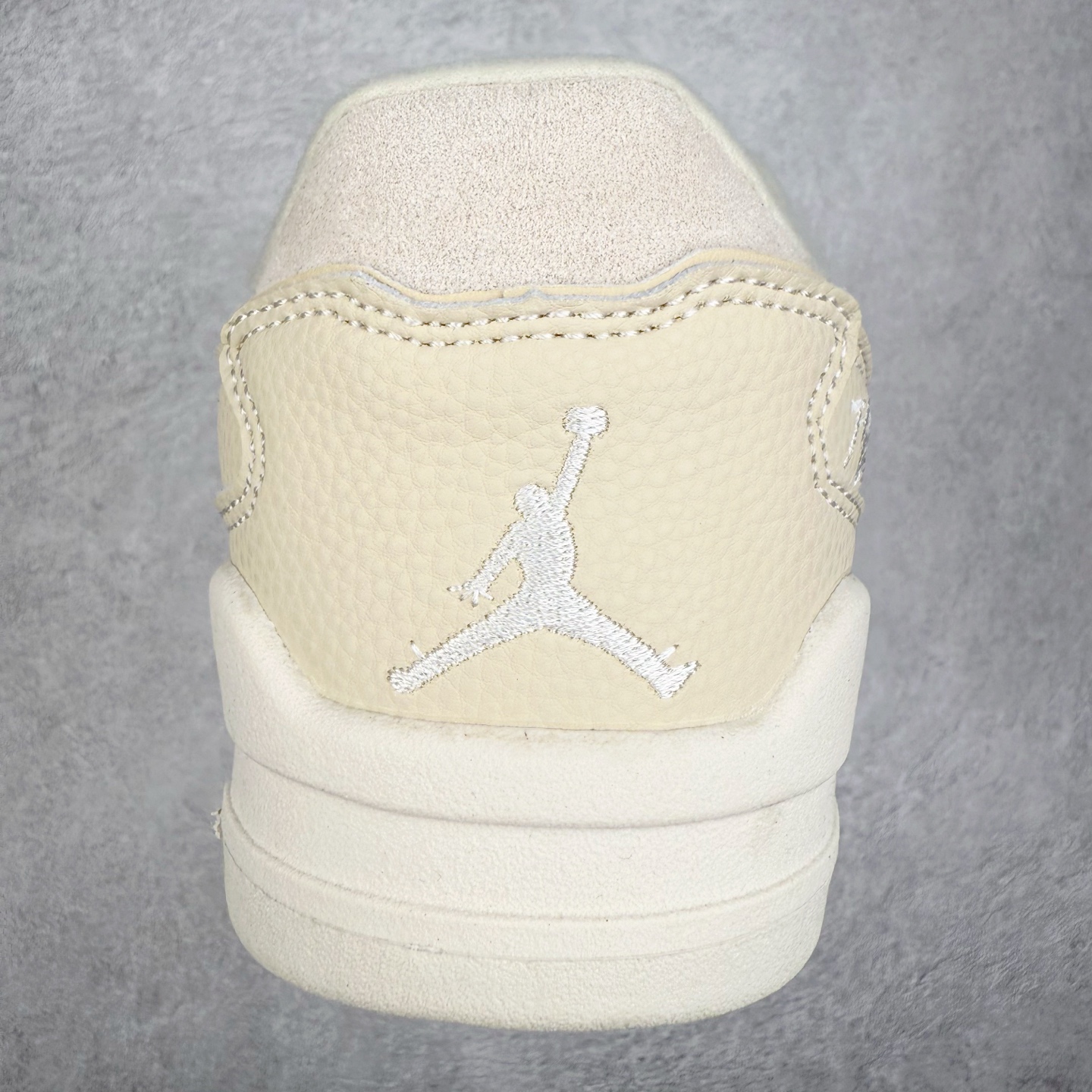 图片[8]-Air Jordan AJ Flight Court 乔丹低帮复古篮球鞋 设计简约又不失复古韵味鞋内的鞋垫柔软且有弹性 能够很好地缓冲落地时的冲击力鞋面的材质贴合脚部 鞋底的纹路设计合理 抓地力很强 尺码： 36 36.5 37.5 38 38.5 39 40 40.5 41 42 42.5 43 44 45 46 47 47.5-选品中心