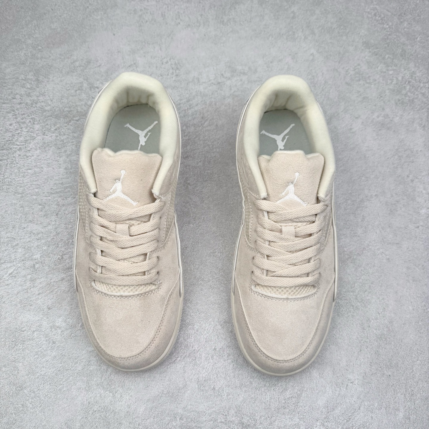 图片[2]-Air Jordan AJ Flight Court 乔丹低帮复古篮球鞋 设计简约又不失复古韵味鞋内的鞋垫柔软且有弹性 能够很好地缓冲落地时的冲击力鞋面的材质贴合脚部 鞋底的纹路设计合理 抓地力很强 尺码： 36 36.5 37.5 38 38.5 39 40 40.5 41 42 42.5 43 44 45 46 47 47.5-选品中心