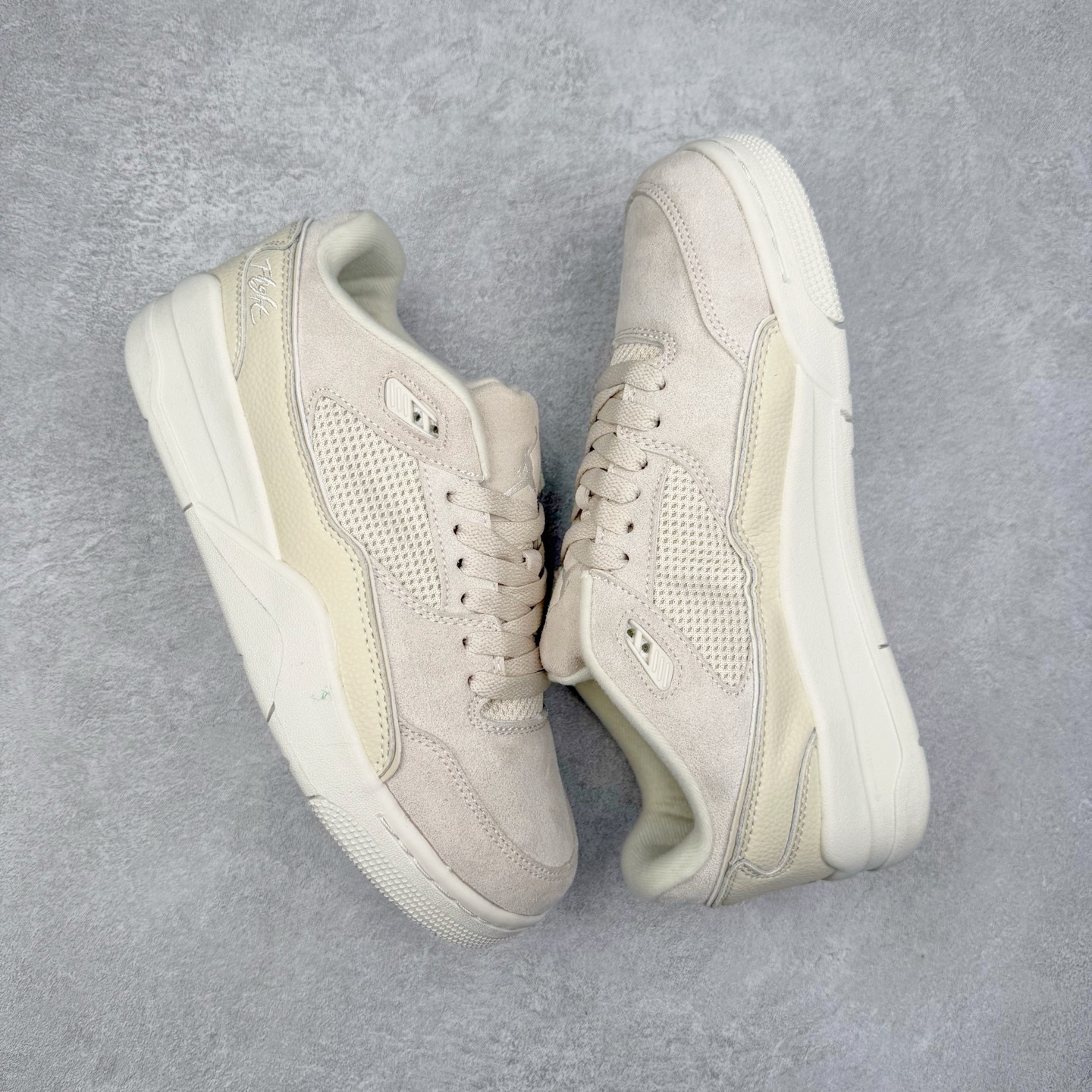 图片[3]-Air Jordan AJ Flight Court 乔丹低帮复古篮球鞋 设计简约又不失复古韵味鞋内的鞋垫柔软且有弹性 能够很好地缓冲落地时的冲击力鞋面的材质贴合脚部 鞋底的纹路设计合理 抓地力很强 尺码： 36 36.5 37.5 38 38.5 39 40 40.5 41 42 42.5 43 44 45 46 47 47.5-选品中心