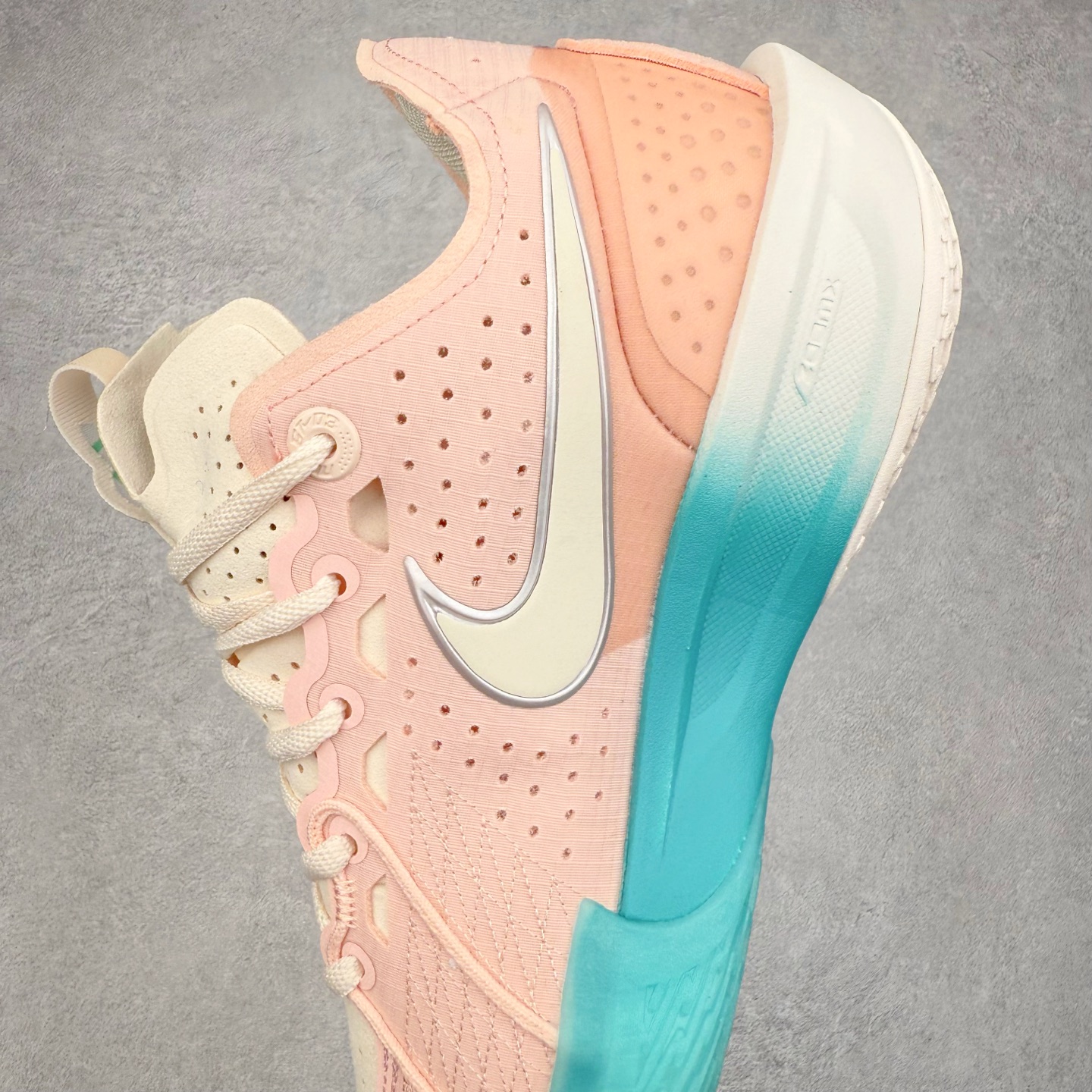 图片[7]-NK G.T. Cut 3.0 EP GT3代实战篮球鞋 DV2918-601 该鞋款采用出众回弹设计 为切入、转向和移步篮筐提供出色的能量回馈 回弹性能带来弹力充沛的迈步体验 助你爆发疾速 全掌型 ZoomX 泡绵 缔造弹力出众的轻盈迈步体验 助你在比赛升温时能够急速快攻 驰骋全场 鞋面绳线与鞋带相结合 有助稳固前足 后跟搭配加垫鞋口 为脚踝营造舒适稳固感受 全掌型 ZoomX 泡绵 能够带来出众的能量回馈 前足外侧采用精巧塑料覆面 在瞬间爆发时提供稳固脚感 尺码：39 40 40.5 41 42 42.5 43 44 44.5 45 46-选品中心