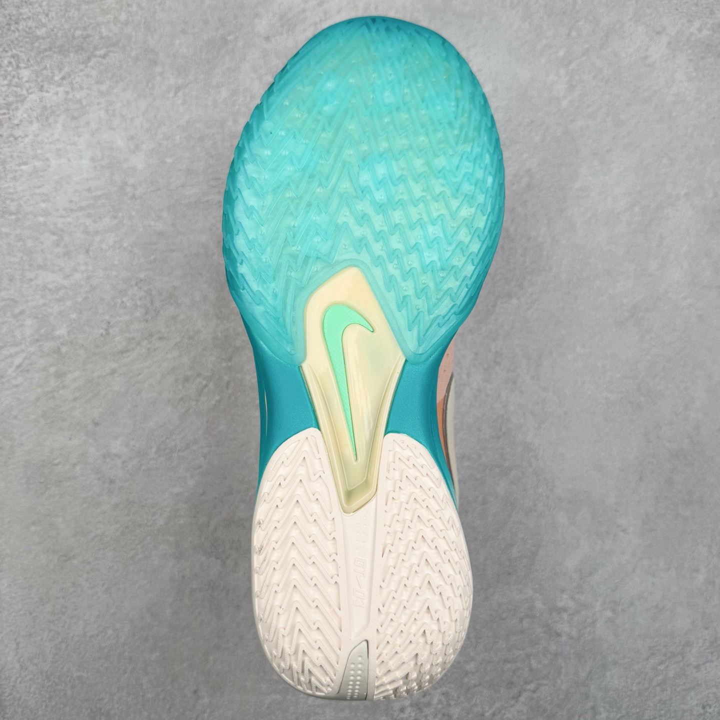 图片[9]-NK G.T. Cut 3.0 EP GT3代实战篮球鞋 DV2918-601 该鞋款采用出众回弹设计 为切入、转向和移步篮筐提供出色的能量回馈 回弹性能带来弹力充沛的迈步体验 助你爆发疾速 全掌型 ZoomX 泡绵 缔造弹力出众的轻盈迈步体验 助你在比赛升温时能够急速快攻 驰骋全场 鞋面绳线与鞋带相结合 有助稳固前足 后跟搭配加垫鞋口 为脚踝营造舒适稳固感受 全掌型 ZoomX 泡绵 能够带来出众的能量回馈 前足外侧采用精巧塑料覆面 在瞬间爆发时提供稳固脚感 尺码：39 40 40.5 41 42 42.5 43 44 44.5 45 46-选品中心