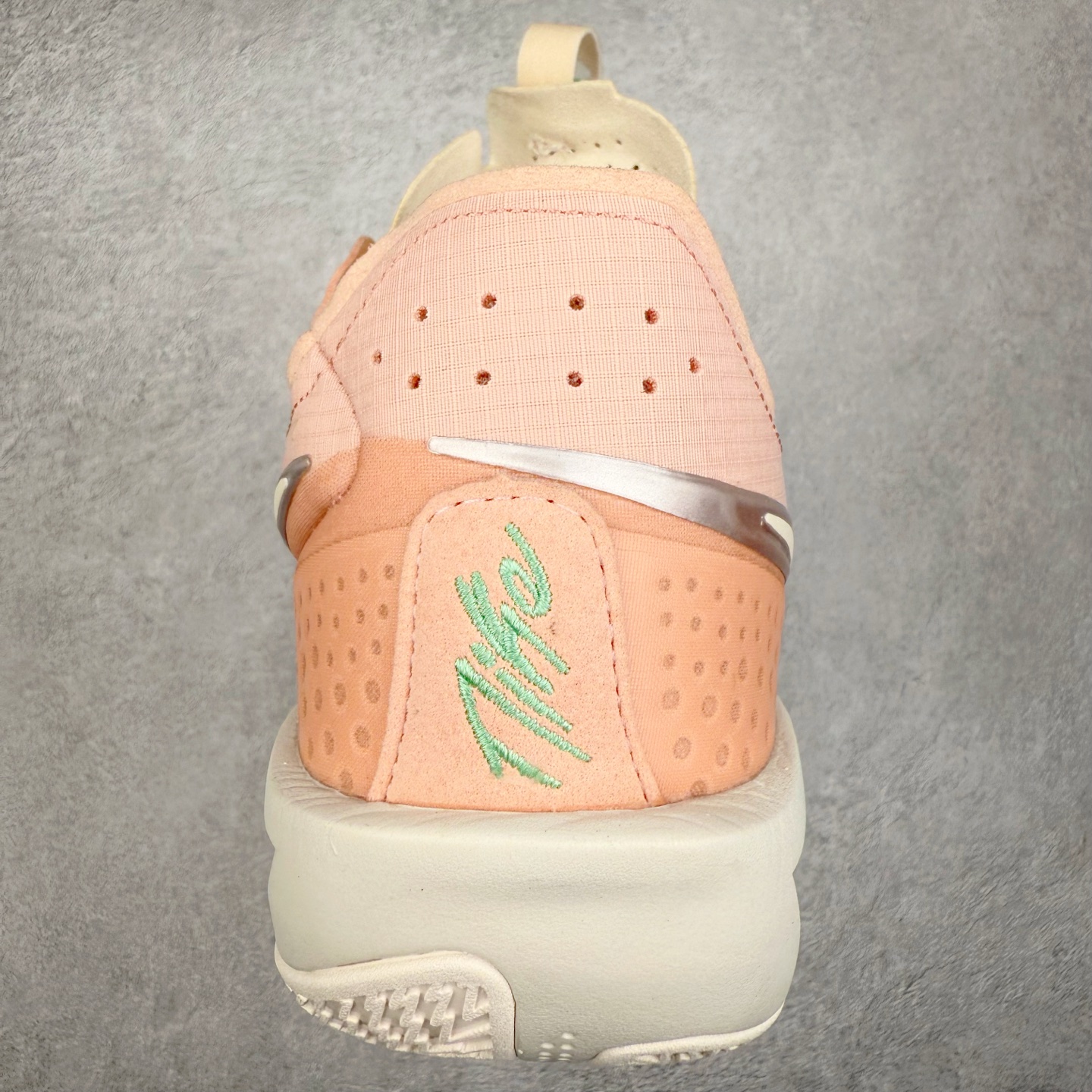 图片[8]-NK G.T. Cut 3.0 EP GT3代实战篮球鞋 DV2918-601 该鞋款采用出众回弹设计 为切入、转向和移步篮筐提供出色的能量回馈 回弹性能带来弹力充沛的迈步体验 助你爆发疾速 全掌型 ZoomX 泡绵 缔造弹力出众的轻盈迈步体验 助你在比赛升温时能够急速快攻 驰骋全场 鞋面绳线与鞋带相结合 有助稳固前足 后跟搭配加垫鞋口 为脚踝营造舒适稳固感受 全掌型 ZoomX 泡绵 能够带来出众的能量回馈 前足外侧采用精巧塑料覆面 在瞬间爆发时提供稳固脚感 尺码：39 40 40.5 41 42 42.5 43 44 44.5 45 46-选品中心