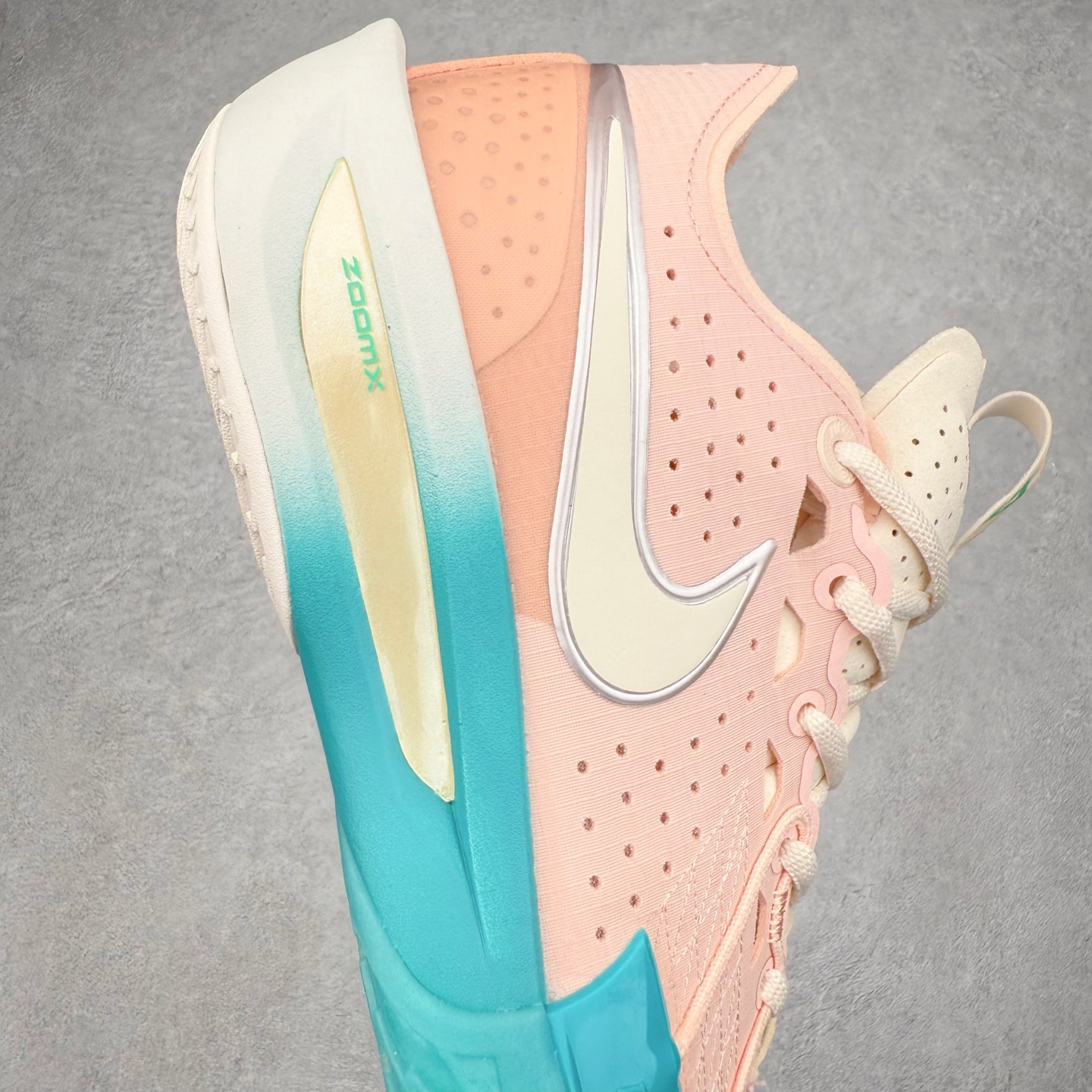 图片[6]-NK G.T. Cut 3.0 EP GT3代实战篮球鞋 DV2918-601 该鞋款采用出众回弹设计 为切入、转向和移步篮筐提供出色的能量回馈 回弹性能带来弹力充沛的迈步体验 助你爆发疾速 全掌型 ZoomX 泡绵 缔造弹力出众的轻盈迈步体验 助你在比赛升温时能够急速快攻 驰骋全场 鞋面绳线与鞋带相结合 有助稳固前足 后跟搭配加垫鞋口 为脚踝营造舒适稳固感受 全掌型 ZoomX 泡绵 能够带来出众的能量回馈 前足外侧采用精巧塑料覆面 在瞬间爆发时提供稳固脚感 尺码：39 40 40.5 41 42 42.5 43 44 44.5 45 46-选品中心