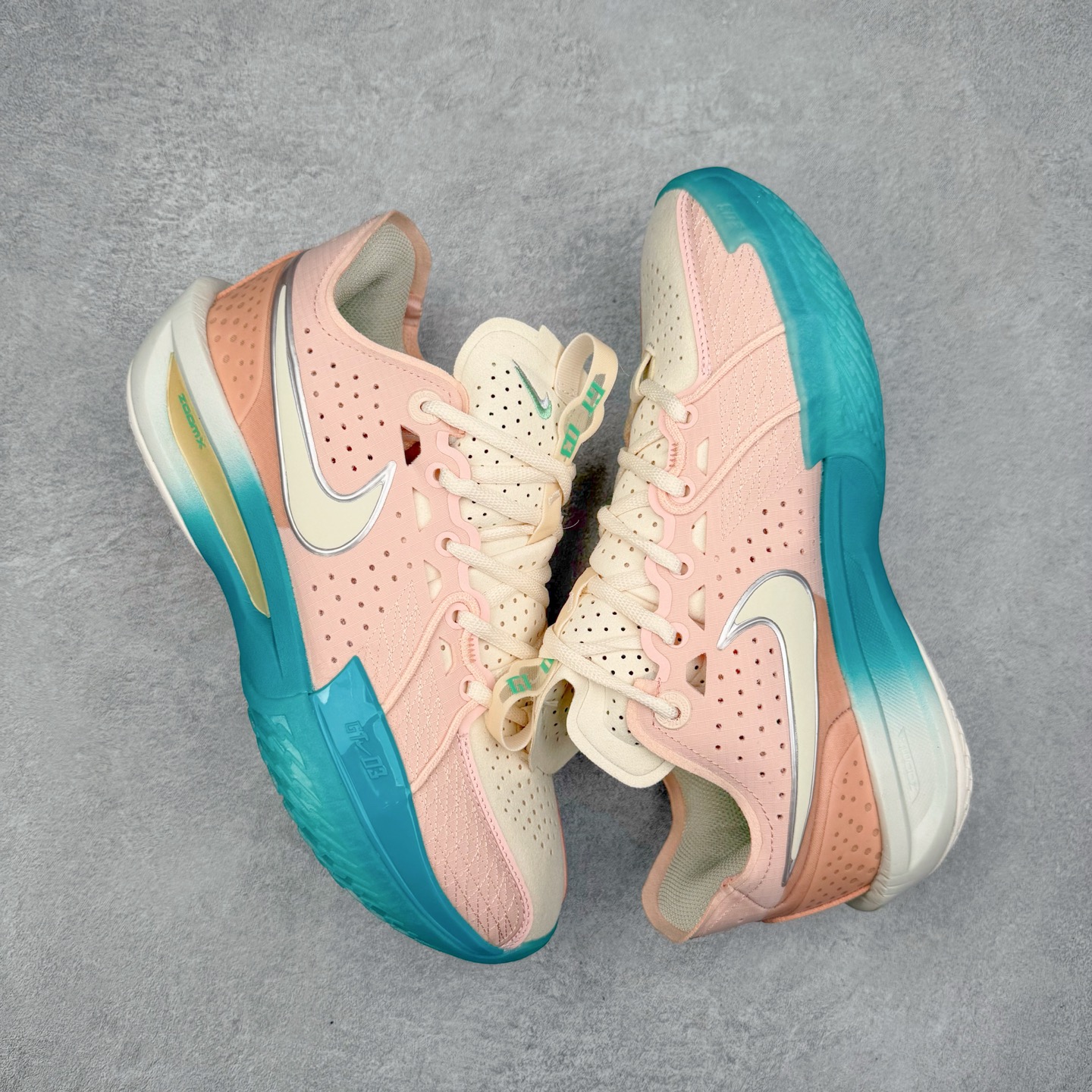 图片[3]-NK G.T. Cut 3.0 EP GT3代实战篮球鞋 DV2918-601 该鞋款采用出众回弹设计 为切入、转向和移步篮筐提供出色的能量回馈 回弹性能带来弹力充沛的迈步体验 助你爆发疾速 全掌型 ZoomX 泡绵 缔造弹力出众的轻盈迈步体验 助你在比赛升温时能够急速快攻 驰骋全场 鞋面绳线与鞋带相结合 有助稳固前足 后跟搭配加垫鞋口 为脚踝营造舒适稳固感受 全掌型 ZoomX 泡绵 能够带来出众的能量回馈 前足外侧采用精巧塑料覆面 在瞬间爆发时提供稳固脚感 尺码：39 40 40.5 41 42 42.5 43 44 44.5 45 46-选品中心