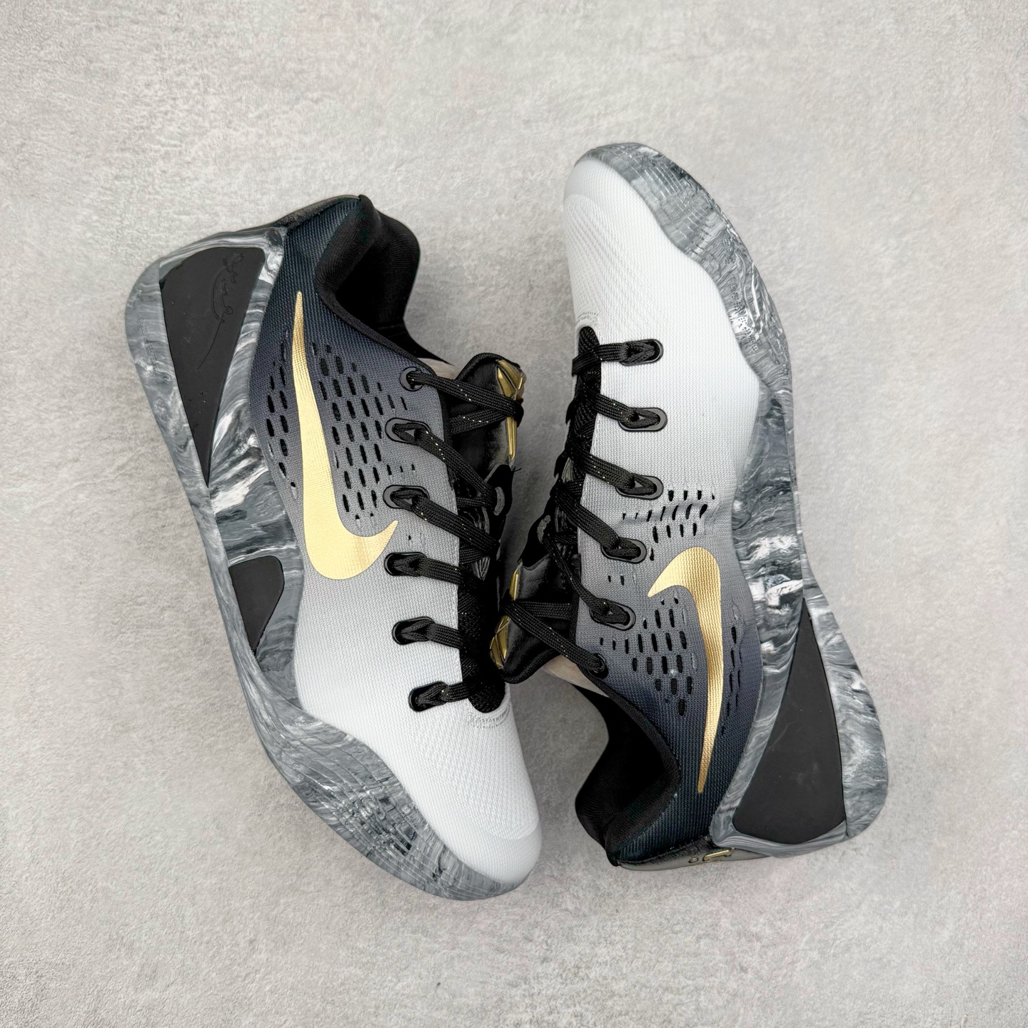 图片[3]-NK Kobe 9 EM 科比九代舒适百搭防滑耐磨 低帮篮球鞋 黑白色 FZ7333-002 实拍调校N版已经零色差零失真 百分百还原实物色彩所见即所得 不存在货不对板色差等低级问题 选购参考实物拍摄 不混卖不参货 只用心做好货严格选品 承诺混一赔十 尺码：36 36.5 37.5 38 38.5 39 40 40.5 41 42 42.5 43 44 44.5 45-选品中心