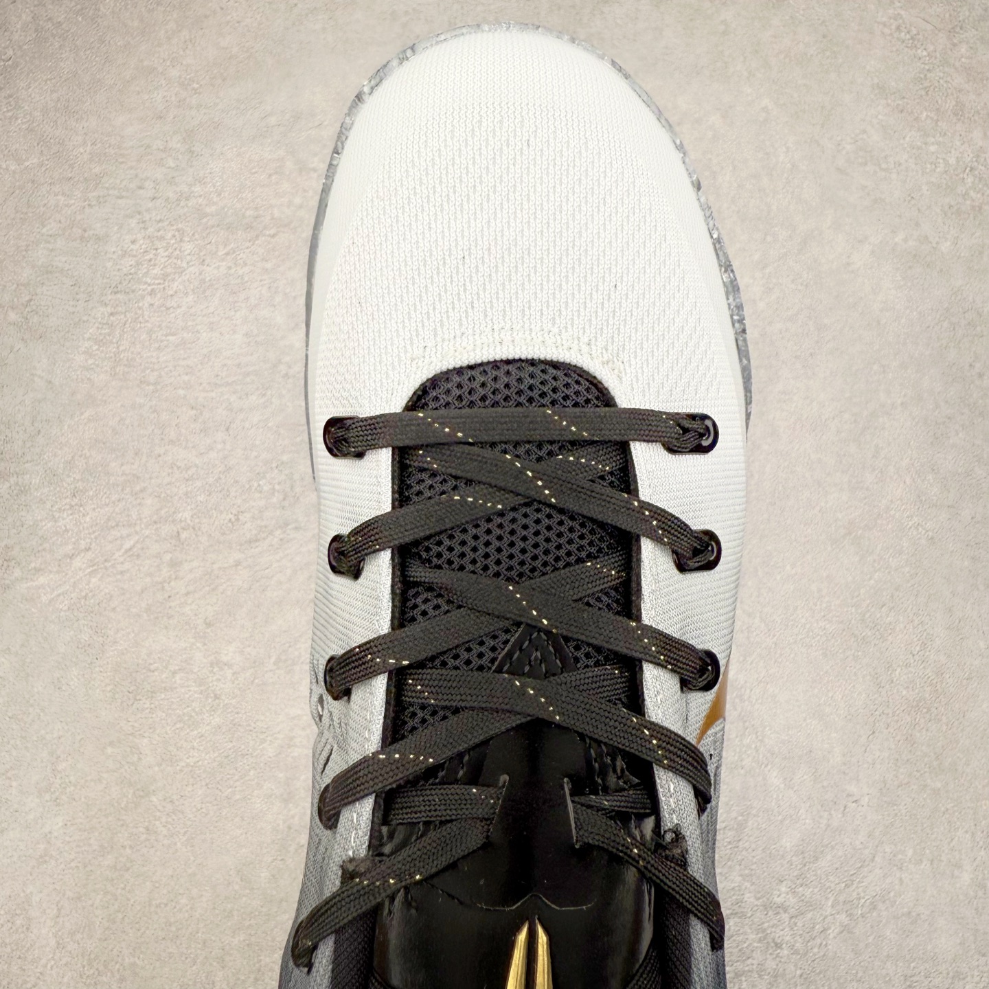 图片[4]-NK Kobe 9 EM 科比九代舒适百搭防滑耐磨 低帮篮球鞋 黑白色 FZ7333-002 实拍调校N版已经零色差零失真 百分百还原实物色彩所见即所得 不存在货不对板色差等低级问题 选购参考实物拍摄 不混卖不参货 只用心做好货严格选品 承诺混一赔十 尺码：36 36.5 37.5 38 38.5 39 40 40.5 41 42 42.5 43 44 44.5 45-选品中心