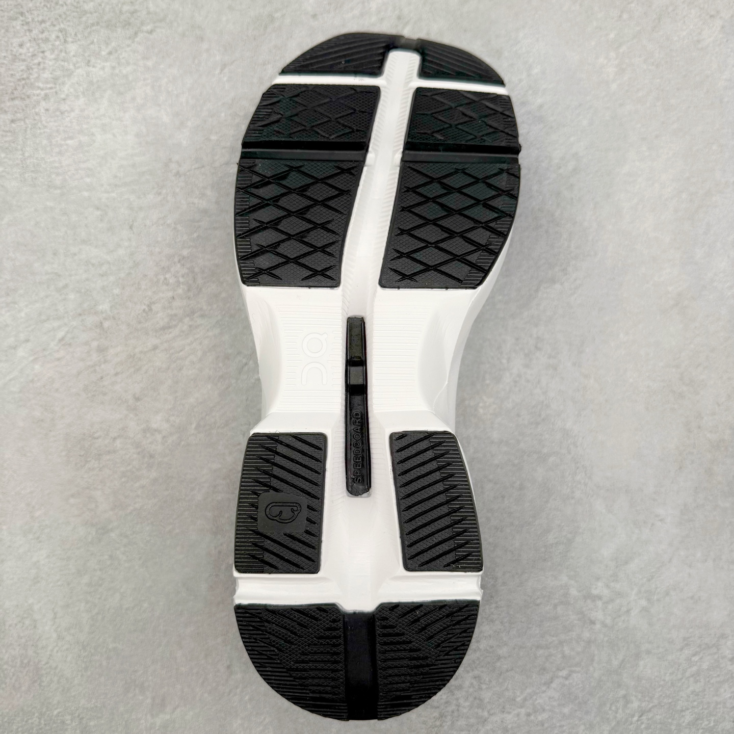 图片[9]-On Cloudflow 昂跑减震生活休闲鞋 此运动品牌 开创于2010年 缓震着陆、强效回弹、轻柔质感的设计构思始终是ON研制关键 与此同时基于“为全球提供革新性的跑步感受”信念 陆续推出了多款跑鞋及其以专业运动人体跑步工程学为设计关键的功能性跑步服饰设备 让跑者不费力气地畅快畅跑 尺码：36 36.5 37.5 38 38.5 39 40 40.5 41 42 42.5 43 44 44.5 45-选品中心