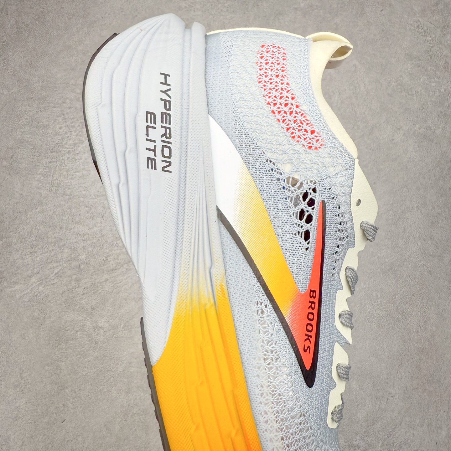 图片[6]-Brooks Hyperion Elite 布鲁克斯龙卷风4代舒适百搭运动低帮马拉松跑步鞋 男女同款 Brooks 四大跑鞋之一 百年品牌 跑鞋从外形上基本就能判断这是一款速度跑鞋 简洁干练的外形结构和极强的运动流线型看着非常有速度感 上脚的第一感觉是非常轻 美码9码的鞋单只206g不到 从个人偏好来说 200g左右的竞速鞋最具安全感 鞋面采用单层网布 很薄 前掌使用了大量开放式网眼 排气直接快速 透气性上乘 鞋舌也是轻量化设计 仅为一层麂皮 和脚背完美贴合 鞋舌中央有个防偏穿孔 从实际穿着来看 通常鞋舌都是外偏 如果是防偏穿孔位于中心 防偏效果其实并不十分有效 如果采用趋外侧的偏心设计更有效 鞋帮泡棉填充量不大 但非常紧凑 贴合舒适 包裹稳固 内置硬质TPU保证必要的稳定性 跑鞋中底采用的是DNA FLASH科技材料 DNA FLASH中底科技 是Brooks第一款将氮气注入中底的创新科技 主要原理是借助“超临界流体”发泡技术 将液态氮稳定的转化为气态氮 并使其均匀地形成无数紧密贴合的密闭式气囊结构 尺码：36 36.5 37.5 38 38.5 39 40 40.5 41 42 42.5 43 44 44.5 45 46-选品中心