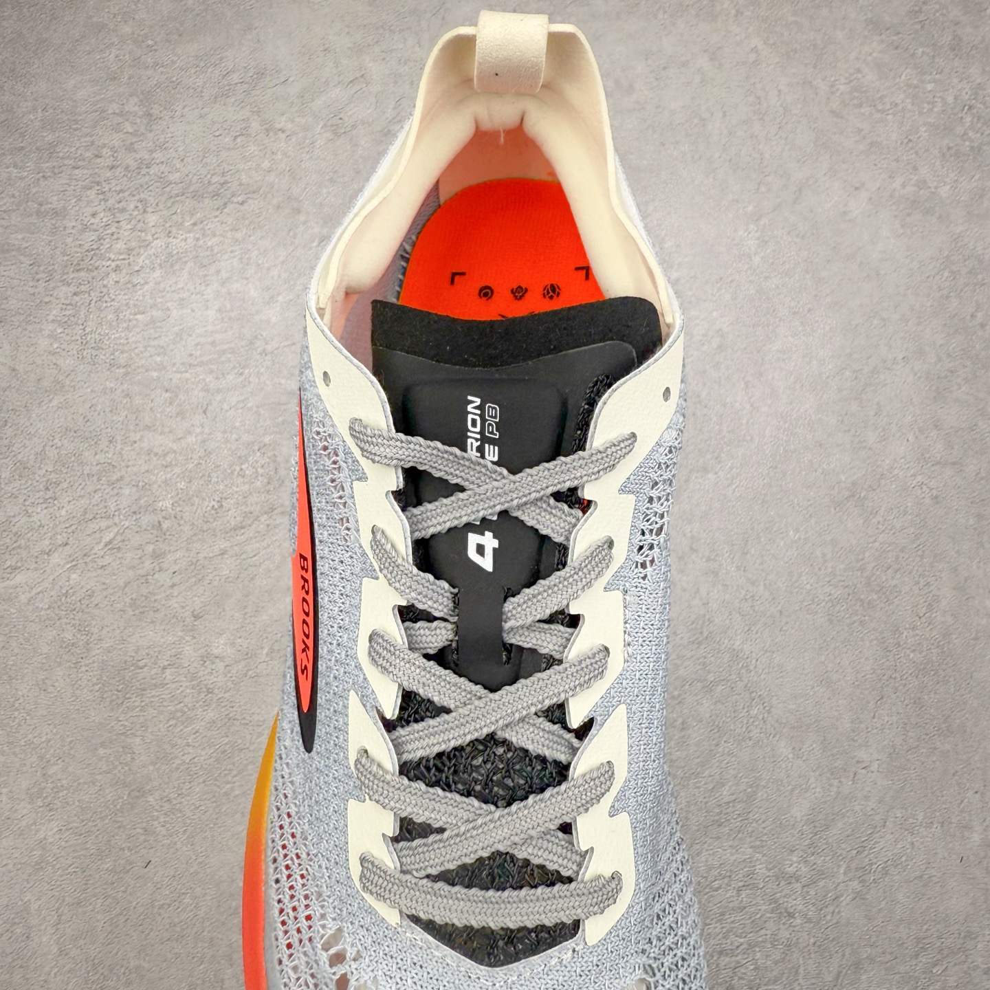 图片[5]-Brooks Hyperion Elite 布鲁克斯龙卷风4代舒适百搭运动低帮马拉松跑步鞋 男女同款 Brooks 四大跑鞋之一 百年品牌 跑鞋从外形上基本就能判断这是一款速度跑鞋 简洁干练的外形结构和极强的运动流线型看着非常有速度感 上脚的第一感觉是非常轻 美码9码的鞋单只206g不到 从个人偏好来说 200g左右的竞速鞋最具安全感 鞋面采用单层网布 很薄 前掌使用了大量开放式网眼 排气直接快速 透气性上乘 鞋舌也是轻量化设计 仅为一层麂皮 和脚背完美贴合 鞋舌中央有个防偏穿孔 从实际穿着来看 通常鞋舌都是外偏 如果是防偏穿孔位于中心 防偏效果其实并不十分有效 如果采用趋外侧的偏心设计更有效 鞋帮泡棉填充量不大 但非常紧凑 贴合舒适 包裹稳固 内置硬质TPU保证必要的稳定性 跑鞋中底采用的是DNA FLASH科技材料 DNA FLASH中底科技 是Brooks第一款将氮气注入中底的创新科技 主要原理是借助“超临界流体”发泡技术 将液态氮稳定的转化为气态氮 并使其均匀地形成无数紧密贴合的密闭式气囊结构 尺码：36 36.5 37.5 38 38.5 39 40 40.5 41 42 42.5 43 44 44.5 45 46-选品中心