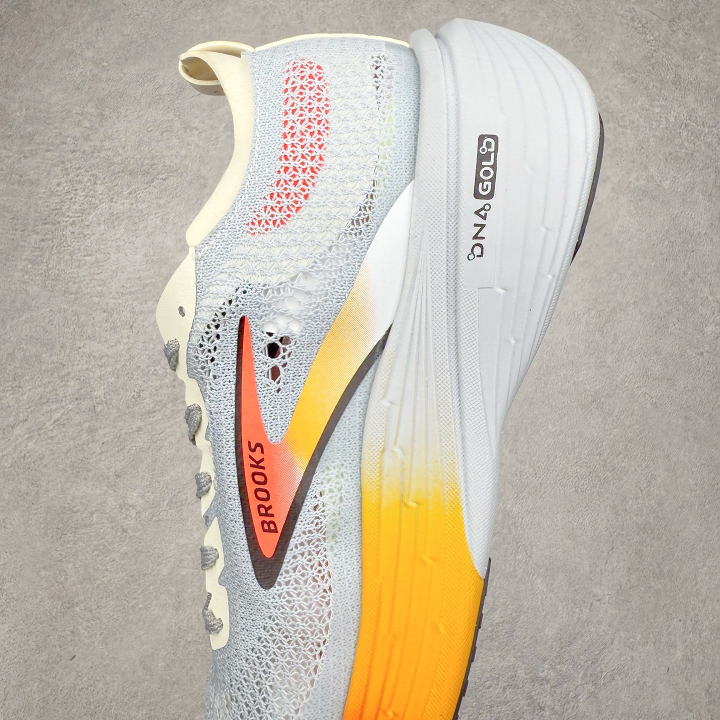 图片[7]-Brooks Hyperion Elite 布鲁克斯龙卷风4代舒适百搭运动低帮马拉松跑步鞋 男女同款 Brooks 四大跑鞋之一 百年品牌 跑鞋从外形上基本就能判断这是一款速度跑鞋 简洁干练的外形结构和极强的运动流线型看着非常有速度感 上脚的第一感觉是非常轻 美码9码的鞋单只206g不到 从个人偏好来说 200g左右的竞速鞋最具安全感 鞋面采用单层网布 很薄 前掌使用了大量开放式网眼 排气直接快速 透气性上乘 鞋舌也是轻量化设计 仅为一层麂皮 和脚背完美贴合 鞋舌中央有个防偏穿孔 从实际穿着来看 通常鞋舌都是外偏 如果是防偏穿孔位于中心 防偏效果其实并不十分有效 如果采用趋外侧的偏心设计更有效 鞋帮泡棉填充量不大 但非常紧凑 贴合舒适 包裹稳固 内置硬质TPU保证必要的稳定性 跑鞋中底采用的是DNA FLASH科技材料 DNA FLASH中底科技 是Brooks第一款将氮气注入中底的创新科技 主要原理是借助“超临界流体”发泡技术 将液态氮稳定的转化为气态氮 并使其均匀地形成无数紧密贴合的密闭式气囊结构 尺码：36 36.5 37.5 38 38.5 39 40 40.5 41 42 42.5 43 44 44.5 45 46-选品中心