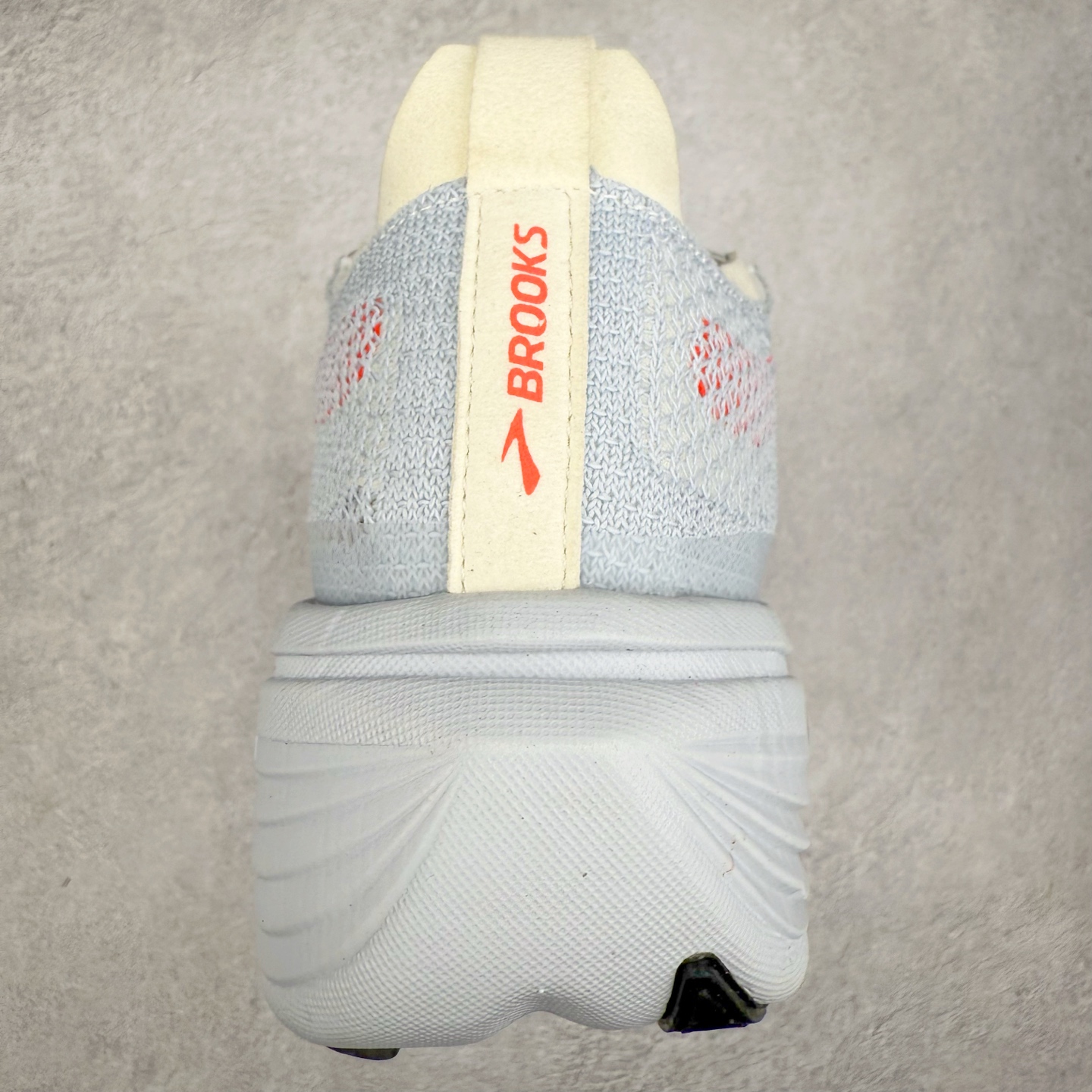 图片[8]-Brooks Hyperion Elite 布鲁克斯龙卷风4代舒适百搭运动低帮马拉松跑步鞋 男女同款 Brooks 四大跑鞋之一 百年品牌 跑鞋从外形上基本就能判断这是一款速度跑鞋 简洁干练的外形结构和极强的运动流线型看着非常有速度感 上脚的第一感觉是非常轻 美码9码的鞋单只206g不到 从个人偏好来说 200g左右的竞速鞋最具安全感 鞋面采用单层网布 很薄 前掌使用了大量开放式网眼 排气直接快速 透气性上乘 鞋舌也是轻量化设计 仅为一层麂皮 和脚背完美贴合 鞋舌中央有个防偏穿孔 从实际穿着来看 通常鞋舌都是外偏 如果是防偏穿孔位于中心 防偏效果其实并不十分有效 如果采用趋外侧的偏心设计更有效 鞋帮泡棉填充量不大 但非常紧凑 贴合舒适 包裹稳固 内置硬质TPU保证必要的稳定性 跑鞋中底采用的是DNA FLASH科技材料 DNA FLASH中底科技 是Brooks第一款将氮气注入中底的创新科技 主要原理是借助“超临界流体”发泡技术 将液态氮稳定的转化为气态氮 并使其均匀地形成无数紧密贴合的密闭式气囊结构 尺码：36 36.5 37.5 38 38.5 39 40 40.5 41 42 42.5 43 44 44.5 45 46-选品中心