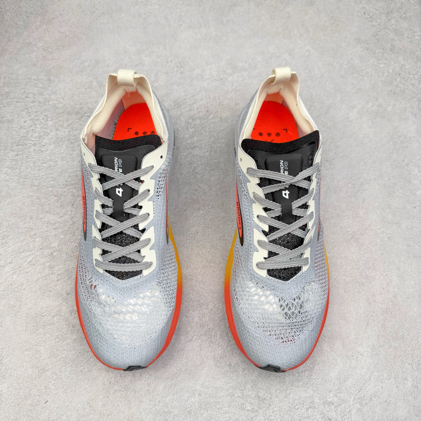 图片[2]-Brooks Hyperion Elite 布鲁克斯龙卷风4代舒适百搭运动低帮马拉松跑步鞋 男女同款 Brooks 四大跑鞋之一 百年品牌 跑鞋从外形上基本就能判断这是一款速度跑鞋 简洁干练的外形结构和极强的运动流线型看着非常有速度感 上脚的第一感觉是非常轻 美码9码的鞋单只206g不到 从个人偏好来说 200g左右的竞速鞋最具安全感 鞋面采用单层网布 很薄 前掌使用了大量开放式网眼 排气直接快速 透气性上乘 鞋舌也是轻量化设计 仅为一层麂皮 和脚背完美贴合 鞋舌中央有个防偏穿孔 从实际穿着来看 通常鞋舌都是外偏 如果是防偏穿孔位于中心 防偏效果其实并不十分有效 如果采用趋外侧的偏心设计更有效 鞋帮泡棉填充量不大 但非常紧凑 贴合舒适 包裹稳固 内置硬质TPU保证必要的稳定性 跑鞋中底采用的是DNA FLASH科技材料 DNA FLASH中底科技 是Brooks第一款将氮气注入中底的创新科技 主要原理是借助“超临界流体”发泡技术 将液态氮稳定的转化为气态氮 并使其均匀地形成无数紧密贴合的密闭式气囊结构 尺码：36 36.5 37.5 38 38.5 39 40 40.5 41 42 42.5 43 44 44.5 45 46-选品中心