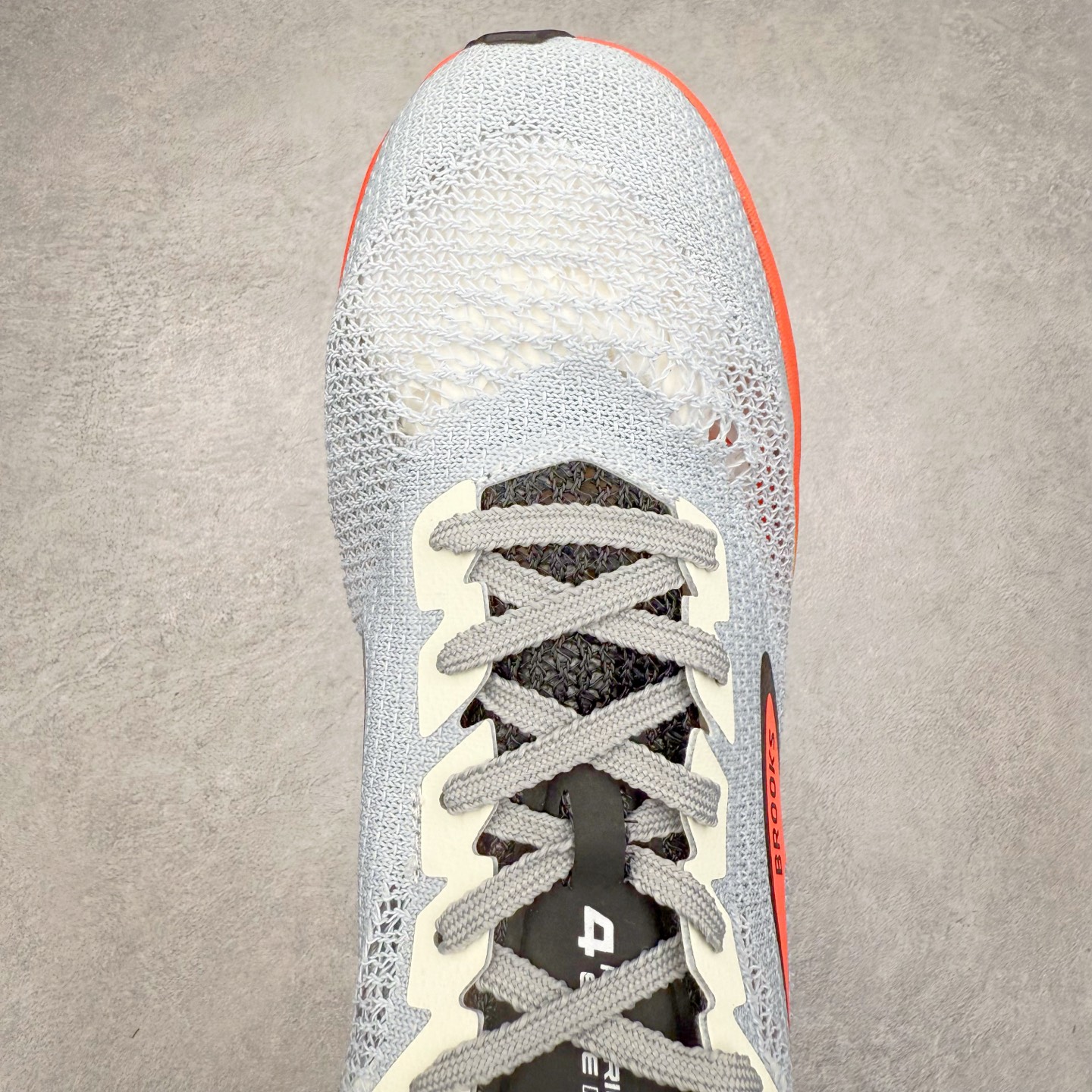 图片[4]-Brooks Hyperion Elite 布鲁克斯龙卷风4代舒适百搭运动低帮马拉松跑步鞋 男女同款 Brooks 四大跑鞋之一 百年品牌 跑鞋从外形上基本就能判断这是一款速度跑鞋 简洁干练的外形结构和极强的运动流线型看着非常有速度感 上脚的第一感觉是非常轻 美码9码的鞋单只206g不到 从个人偏好来说 200g左右的竞速鞋最具安全感 鞋面采用单层网布 很薄 前掌使用了大量开放式网眼 排气直接快速 透气性上乘 鞋舌也是轻量化设计 仅为一层麂皮 和脚背完美贴合 鞋舌中央有个防偏穿孔 从实际穿着来看 通常鞋舌都是外偏 如果是防偏穿孔位于中心 防偏效果其实并不十分有效 如果采用趋外侧的偏心设计更有效 鞋帮泡棉填充量不大 但非常紧凑 贴合舒适 包裹稳固 内置硬质TPU保证必要的稳定性 跑鞋中底采用的是DNA FLASH科技材料 DNA FLASH中底科技 是Brooks第一款将氮气注入中底的创新科技 主要原理是借助“超临界流体”发泡技术 将液态氮稳定的转化为气态氮 并使其均匀地形成无数紧密贴合的密闭式气囊结构 尺码：36 36.5 37.5 38 38.5 39 40 40.5 41 42 42.5 43 44 44.5 45 46-选品中心