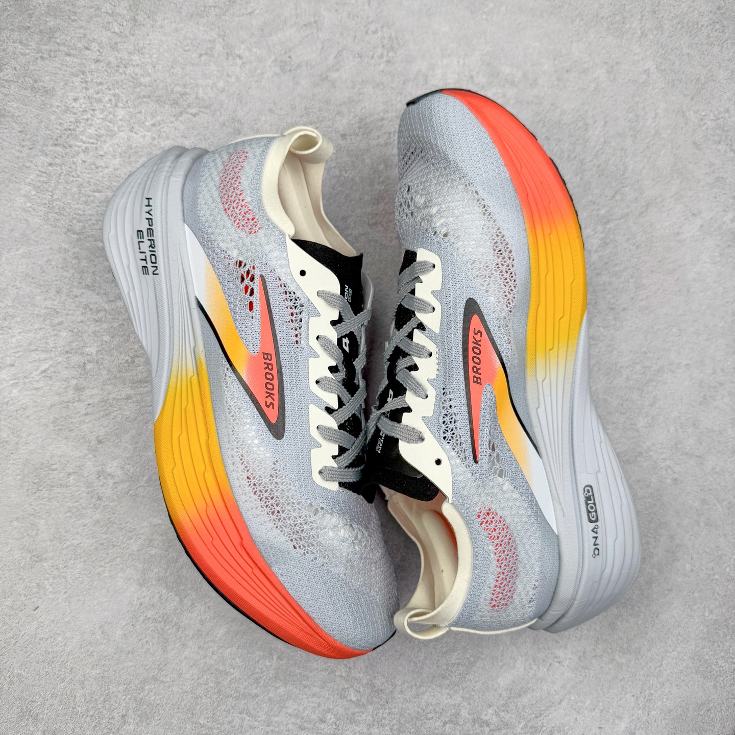 图片[3]-Brooks Hyperion Elite 布鲁克斯龙卷风4代舒适百搭运动低帮马拉松跑步鞋 男女同款 Brooks 四大跑鞋之一 百年品牌 跑鞋从外形上基本就能判断这是一款速度跑鞋 简洁干练的外形结构和极强的运动流线型看着非常有速度感 上脚的第一感觉是非常轻 美码9码的鞋单只206g不到 从个人偏好来说 200g左右的竞速鞋最具安全感 鞋面采用单层网布 很薄 前掌使用了大量开放式网眼 排气直接快速 透气性上乘 鞋舌也是轻量化设计 仅为一层麂皮 和脚背完美贴合 鞋舌中央有个防偏穿孔 从实际穿着来看 通常鞋舌都是外偏 如果是防偏穿孔位于中心 防偏效果其实并不十分有效 如果采用趋外侧的偏心设计更有效 鞋帮泡棉填充量不大 但非常紧凑 贴合舒适 包裹稳固 内置硬质TPU保证必要的稳定性 跑鞋中底采用的是DNA FLASH科技材料 DNA FLASH中底科技 是Brooks第一款将氮气注入中底的创新科技 主要原理是借助“超临界流体”发泡技术 将液态氮稳定的转化为气态氮 并使其均匀地形成无数紧密贴合的密闭式气囊结构 尺码：36 36.5 37.5 38 38.5 39 40 40.5 41 42 42.5 43 44 44.5 45 46-选品中心