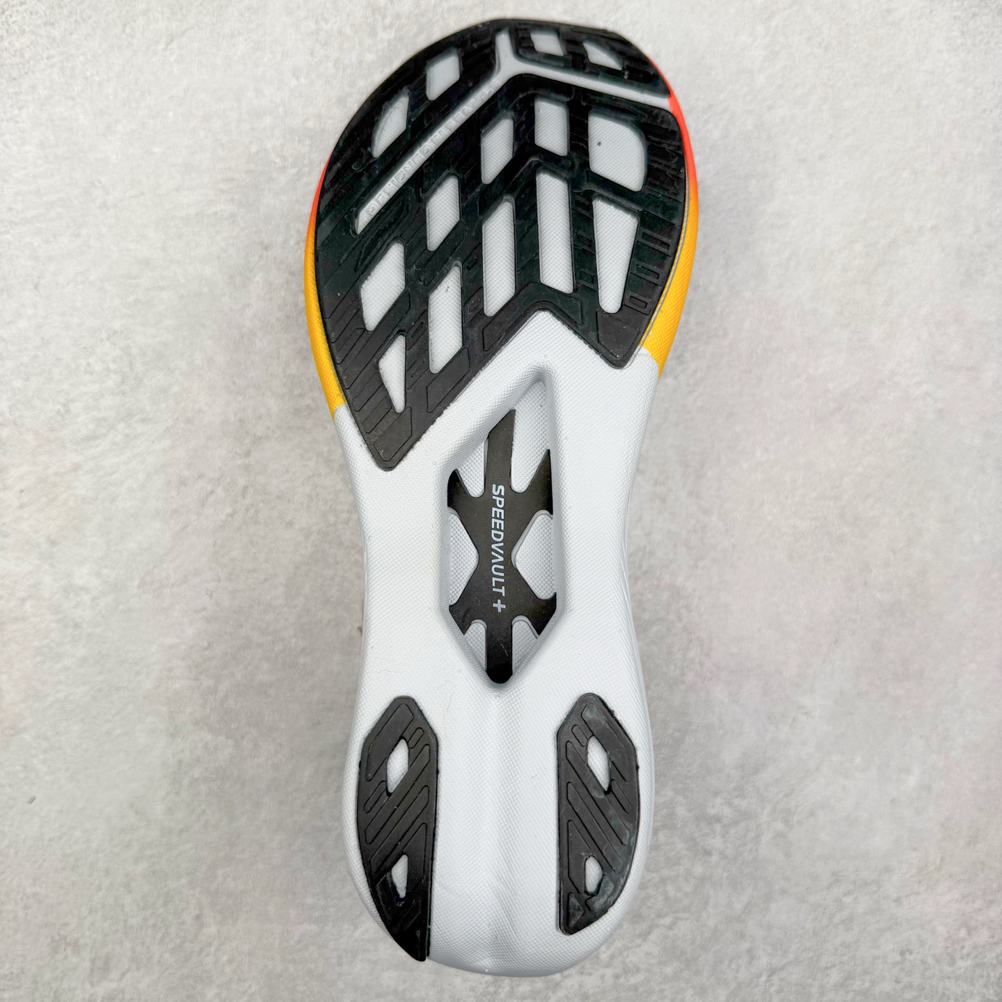 图片[9]-Brooks Hyperion Elite 布鲁克斯龙卷风4代舒适百搭运动低帮马拉松跑步鞋 男女同款 Brooks 四大跑鞋之一 百年品牌 跑鞋从外形上基本就能判断这是一款速度跑鞋 简洁干练的外形结构和极强的运动流线型看着非常有速度感 上脚的第一感觉是非常轻 美码9码的鞋单只206g不到 从个人偏好来说 200g左右的竞速鞋最具安全感 鞋面采用单层网布 很薄 前掌使用了大量开放式网眼 排气直接快速 透气性上乘 鞋舌也是轻量化设计 仅为一层麂皮 和脚背完美贴合 鞋舌中央有个防偏穿孔 从实际穿着来看 通常鞋舌都是外偏 如果是防偏穿孔位于中心 防偏效果其实并不十分有效 如果采用趋外侧的偏心设计更有效 鞋帮泡棉填充量不大 但非常紧凑 贴合舒适 包裹稳固 内置硬质TPU保证必要的稳定性 跑鞋中底采用的是DNA FLASH科技材料 DNA FLASH中底科技 是Brooks第一款将氮气注入中底的创新科技 主要原理是借助“超临界流体”发泡技术 将液态氮稳定的转化为气态氮 并使其均匀地形成无数紧密贴合的密闭式气囊结构 尺码：36 36.5 37.5 38 38.5 39 40 40.5 41 42 42.5 43 44 44.5 45 46-选品中心