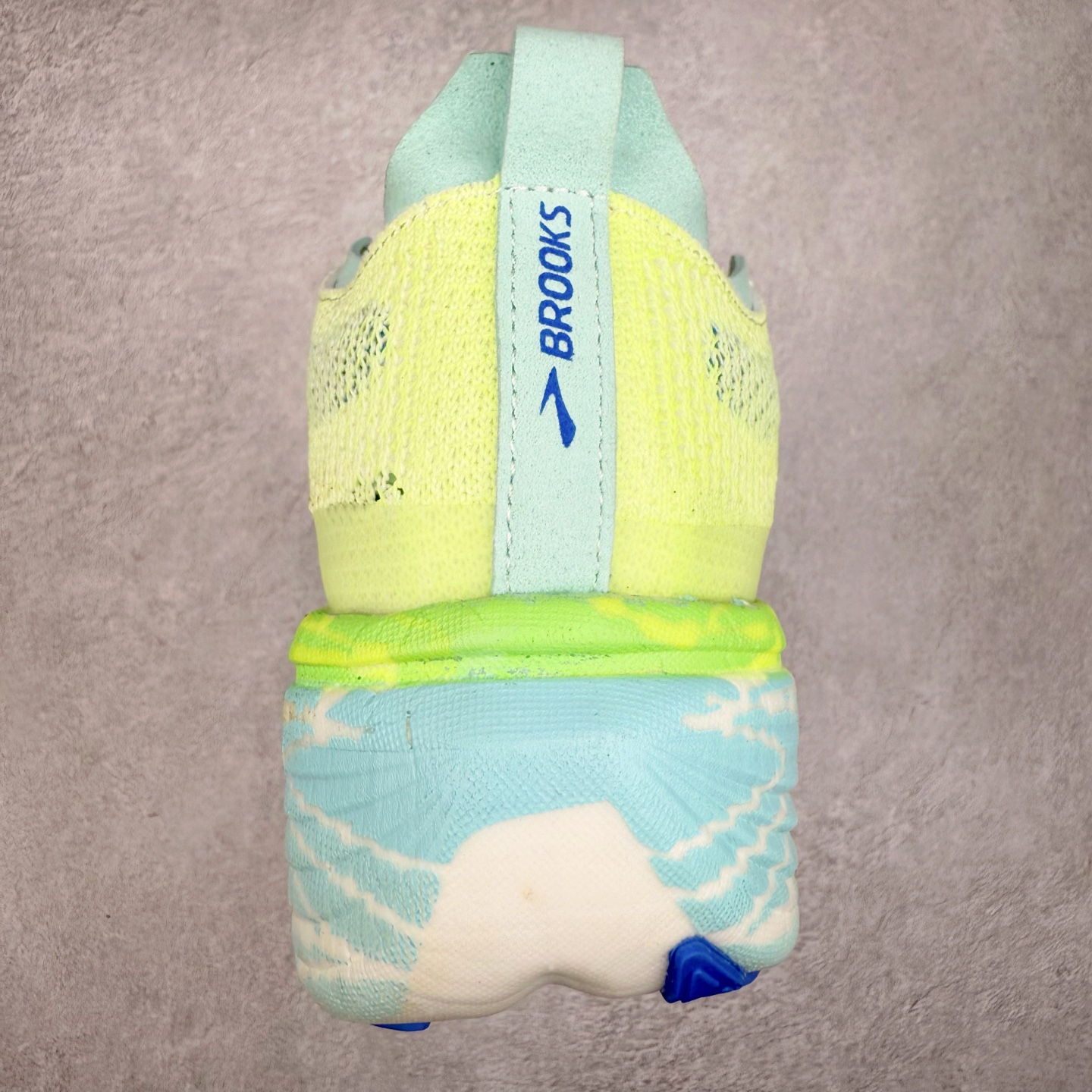 图片[8]-Brooks Hyperion Elite 布鲁克斯龙卷风4代舒适百搭运动低帮马拉松跑步鞋 男女同款 Brooks 四大跑鞋之一 百年品牌 跑鞋从外形上基本就能判断这是一款速度跑鞋 简洁干练的外形结构和极强的运动流线型看着非常有速度感 上脚的第一感觉是非常轻 美码9码的鞋单只206g不到 从个人偏好来说 200g左右的竞速鞋最具安全感 鞋面采用单层网布 很薄 前掌使用了大量开放式网眼 排气直接快速 透气性上乘 鞋舌也是轻量化设计 仅为一层麂皮 和脚背完美贴合 鞋舌中央有个防偏穿孔 从实际穿着来看 通常鞋舌都是外偏 如果是防偏穿孔位于中心 防偏效果其实并不十分有效 如果采用趋外侧的偏心设计更有效 鞋帮泡棉填充量不大 但非常紧凑 贴合舒适 包裹稳固 内置硬质TPU保证必要的稳定性 跑鞋中底采用的是DNA FLASH科技材料 DNA FLASH中底科技 是Brooks第一款将氮气注入中底的创新科技 主要原理是借助“超临界流体”发泡技术 将液态氮稳定的转化为气态氮 并使其均匀地形成无数紧密贴合的密闭式气囊结构 尺码：36 36.5 37.5 38 38.5 39 40 40.5 41 42 42.5 43 44 44.5 45 46-选品中心